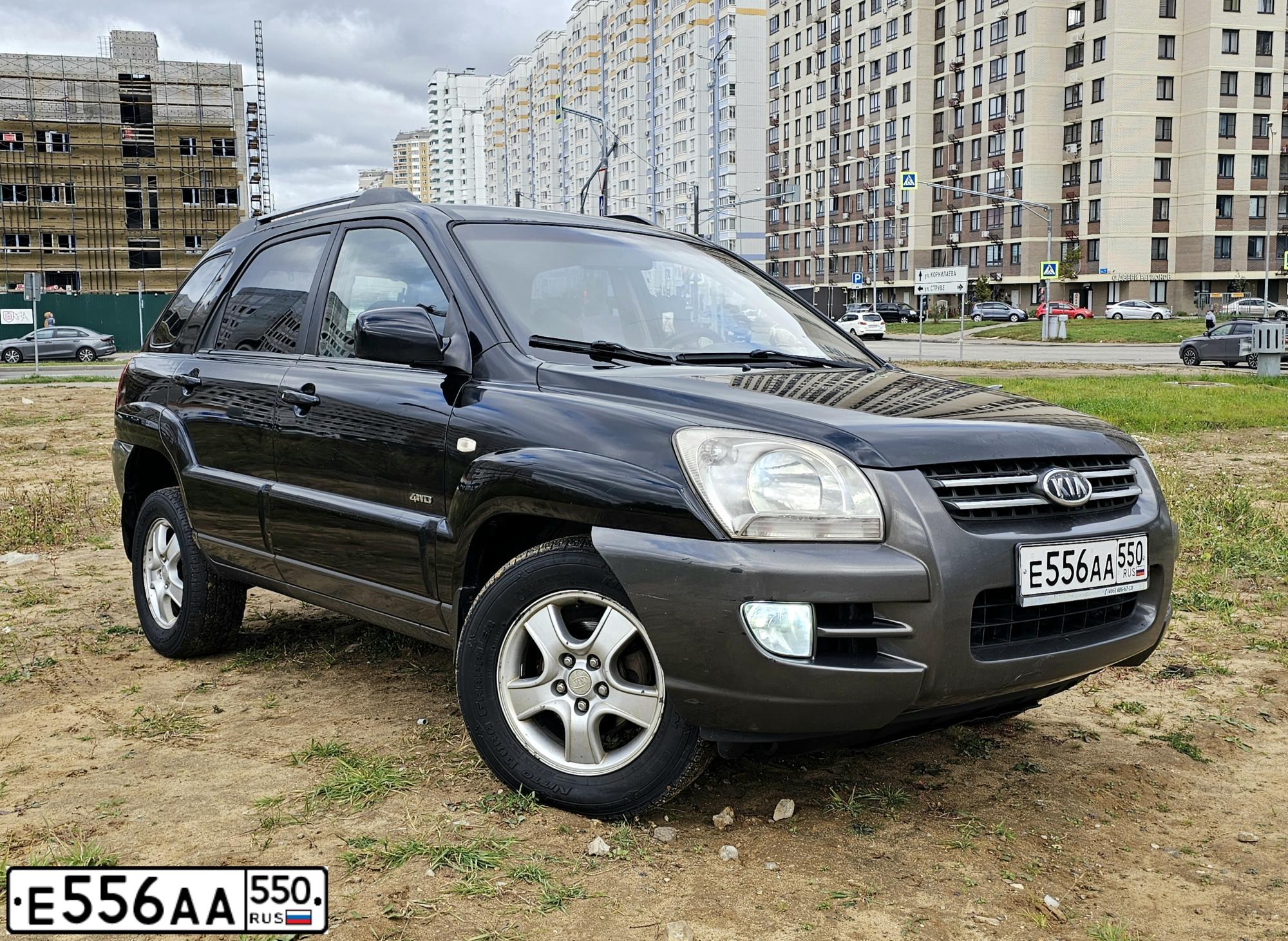 Фото автомобиля KIA SPORTAGE, 2007 — госномер Е556АА550. Цвет: ЧЕРНЫЙ