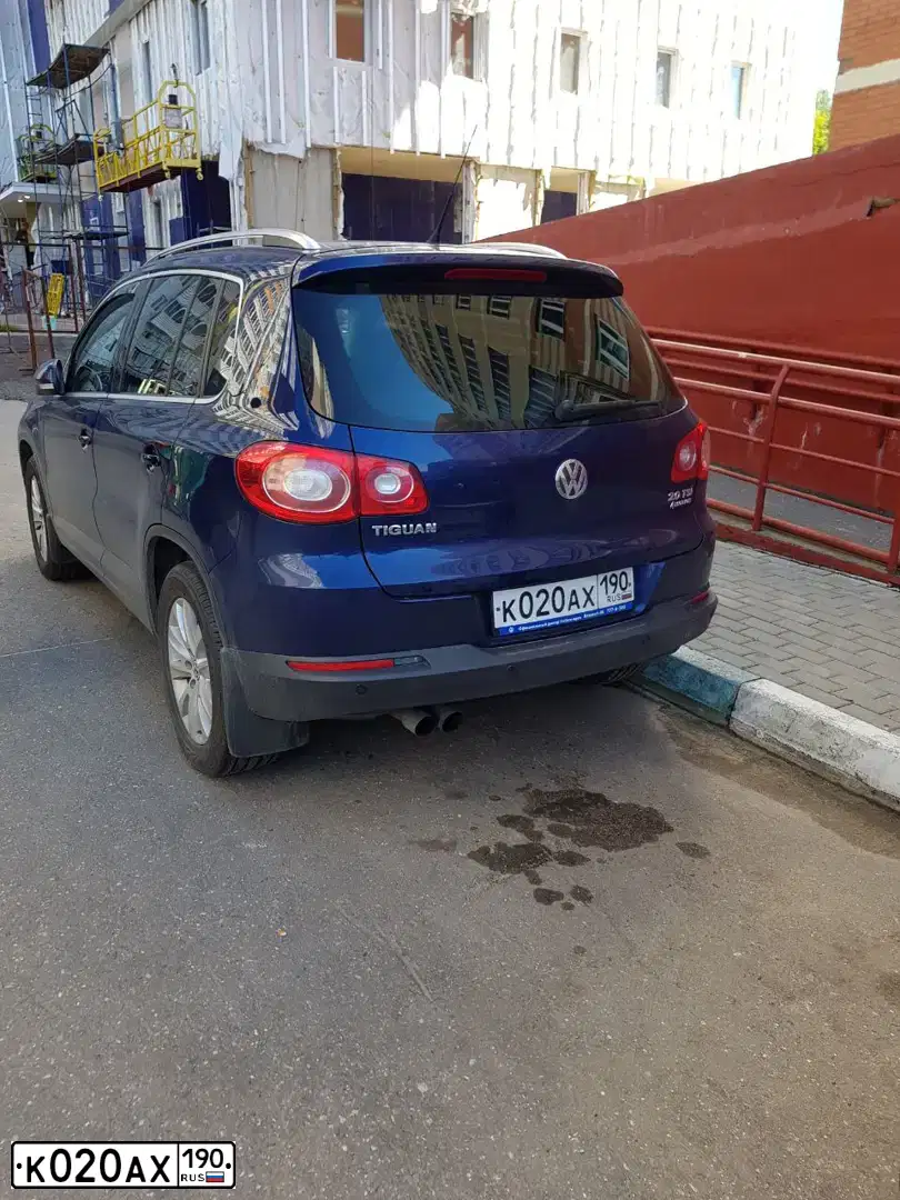 Фото автомобиля VOLKSWAGEN TIGUAN, 2009 — госномер К020АХ190. Цвет: СИНИЙ ТЕМНЫЙ