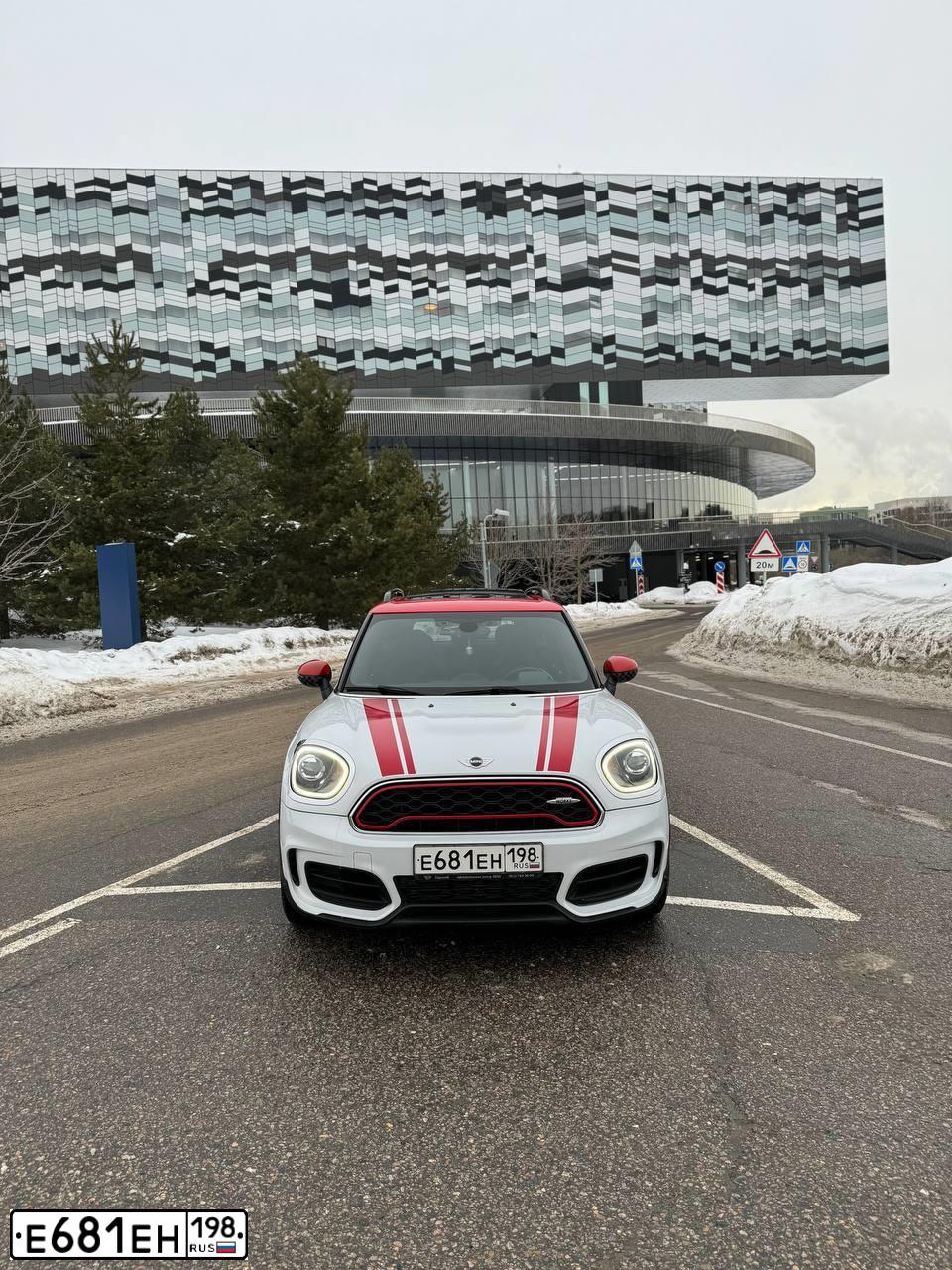 Фото автомобиля MINI MINI, 2017 — госномер Е681ЕН198. Цвет: БЕЛЫЙ