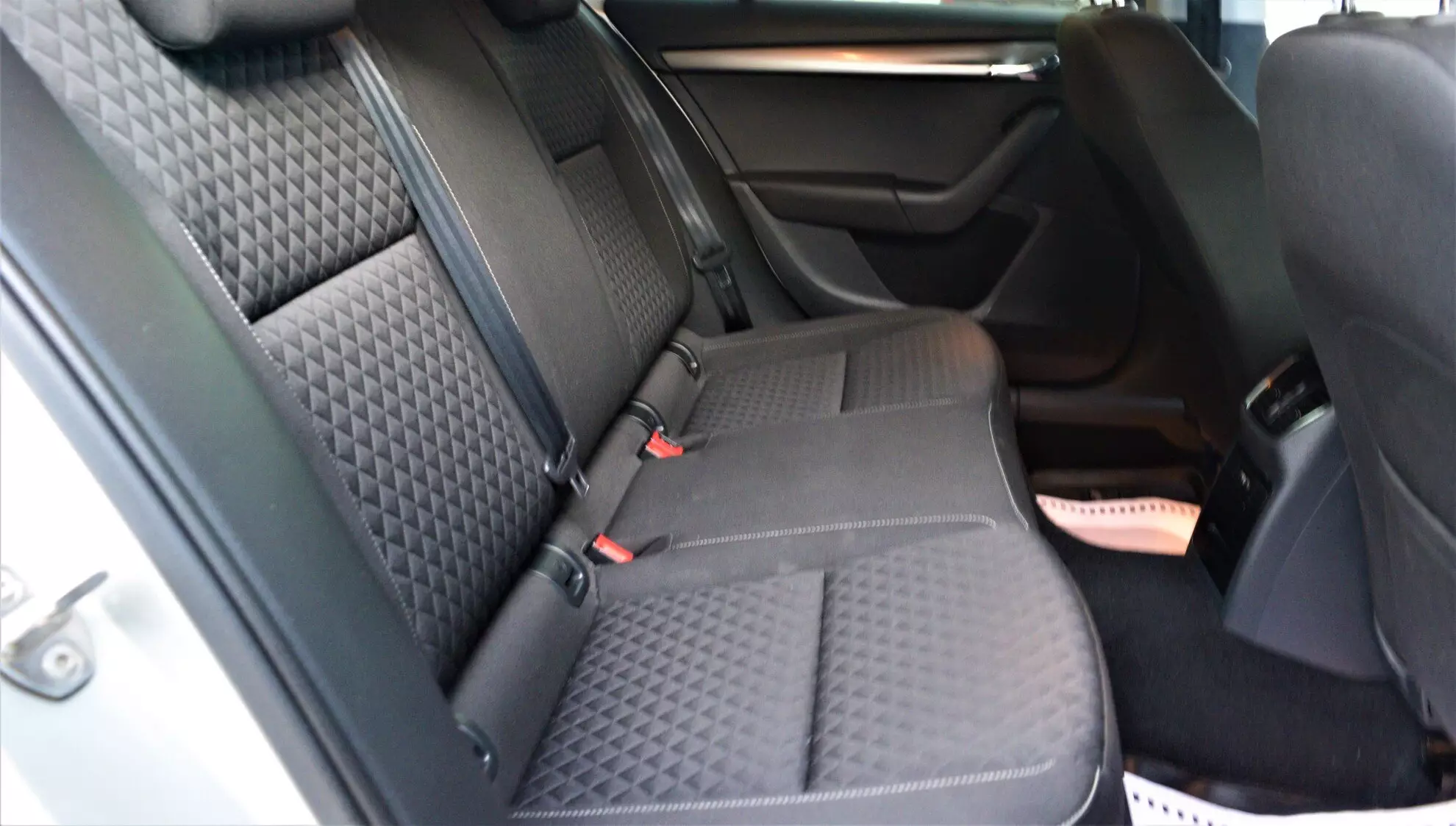 Фото автомобиля SKODA OCTAVIA, 2018 — госномер Р915ОА40. Цвет: СЕРЕБРИСТЫЙ