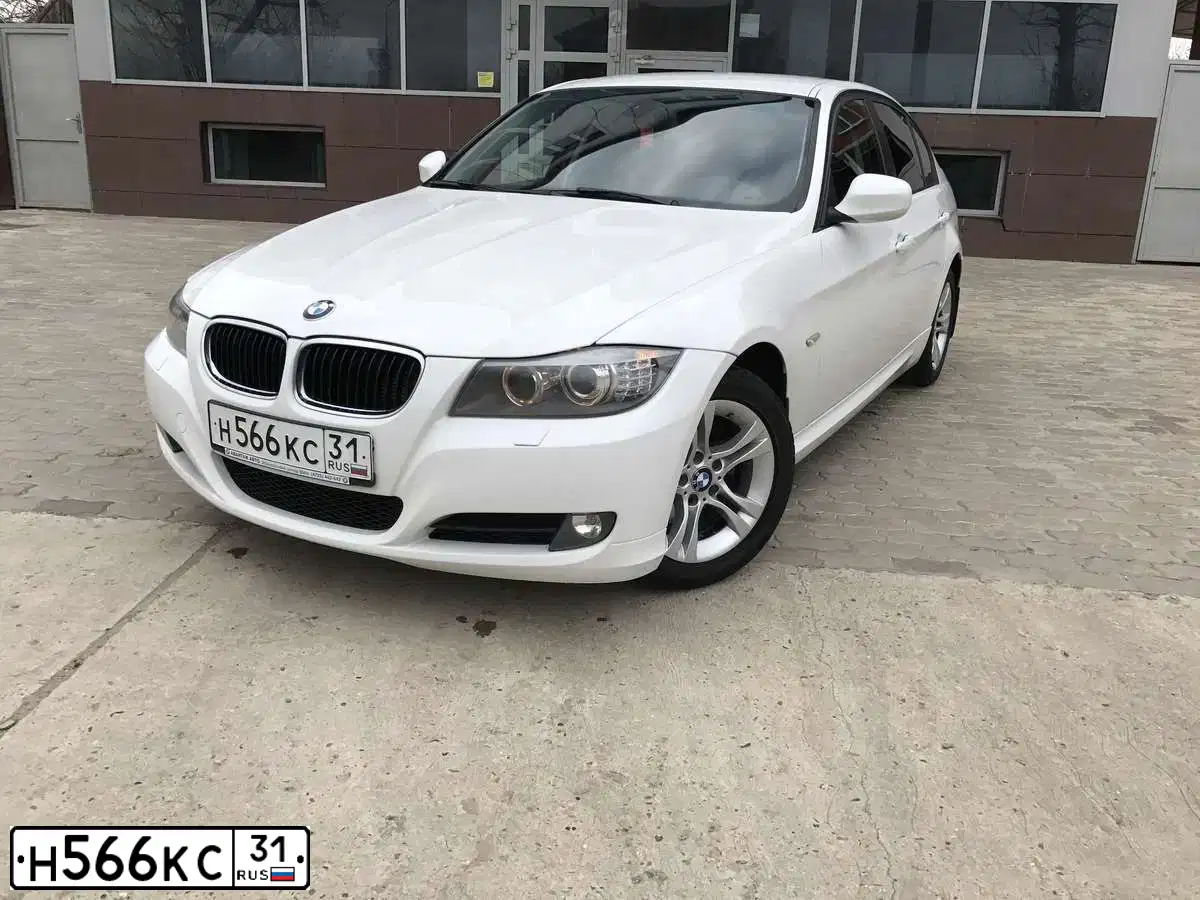 Фото автомобиля BMW SERIE 3, 2010 — госномер Н566КС31. Цвет: Белый
