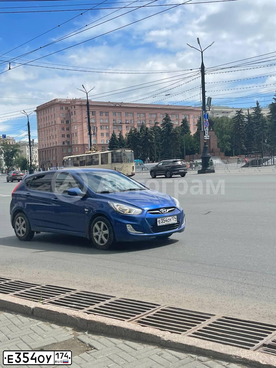 Фото автомобиля HYUNDAI SOLARIS, 2012 — госномер Е354ОУ174. Цвет: ТЕМНО-СИНИЙ