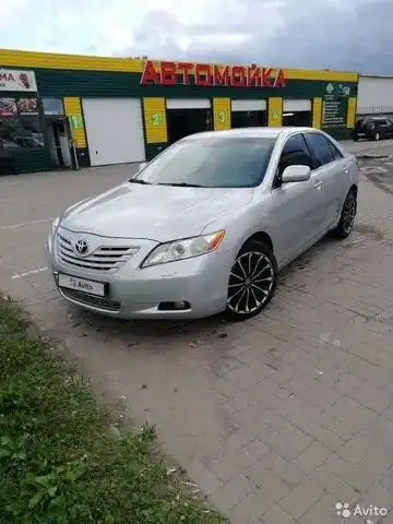 Фото автомобиля TOYOTA CAMRY, 2007 — госномер Р557ММ198. Цвет: Серебристый