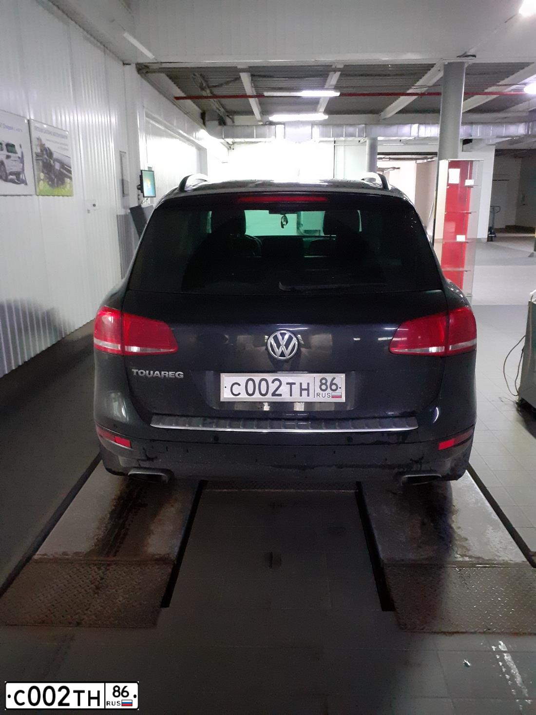 Фото автомобиля VOLKSWAGEN TOUAREG, 2011 — госномер С002ТН86. Цвет: ЧЕРНЫЙ