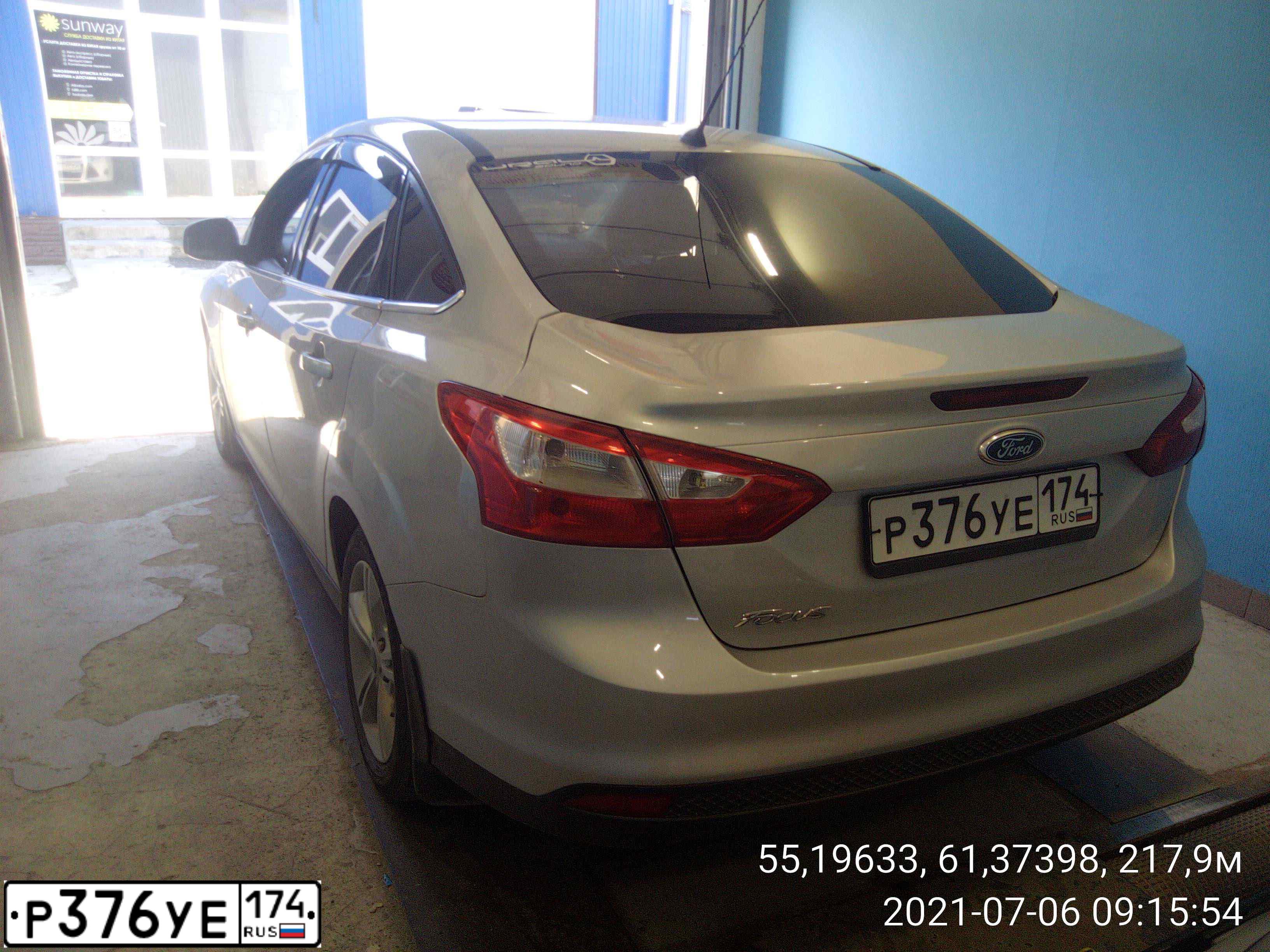 Фото автомобиля FORD FOCUS, 2012 — госномер О699МН174. Цвет: Серебристый