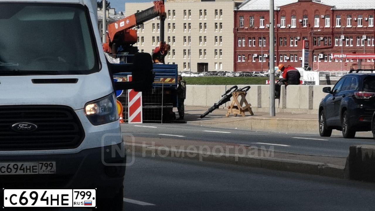 Фото автомобиля FORD TRANSIT, 2019 — госномер Т067ВО198. Цвет: БЕЛЫЙ