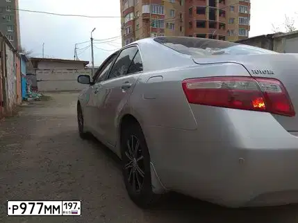 Фото автомобиля TOYOTA CAMRY, 2007 — госномер У230КТ55. Цвет: Серебристый
