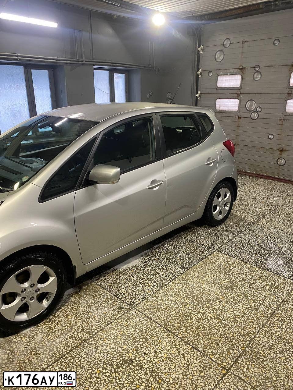 Фото автомобиля KIA VENGA, 2014 — госномер К176АУ186. Цвет: ПЕРЛАМ.-СЕРЕБРИСТЫЙ