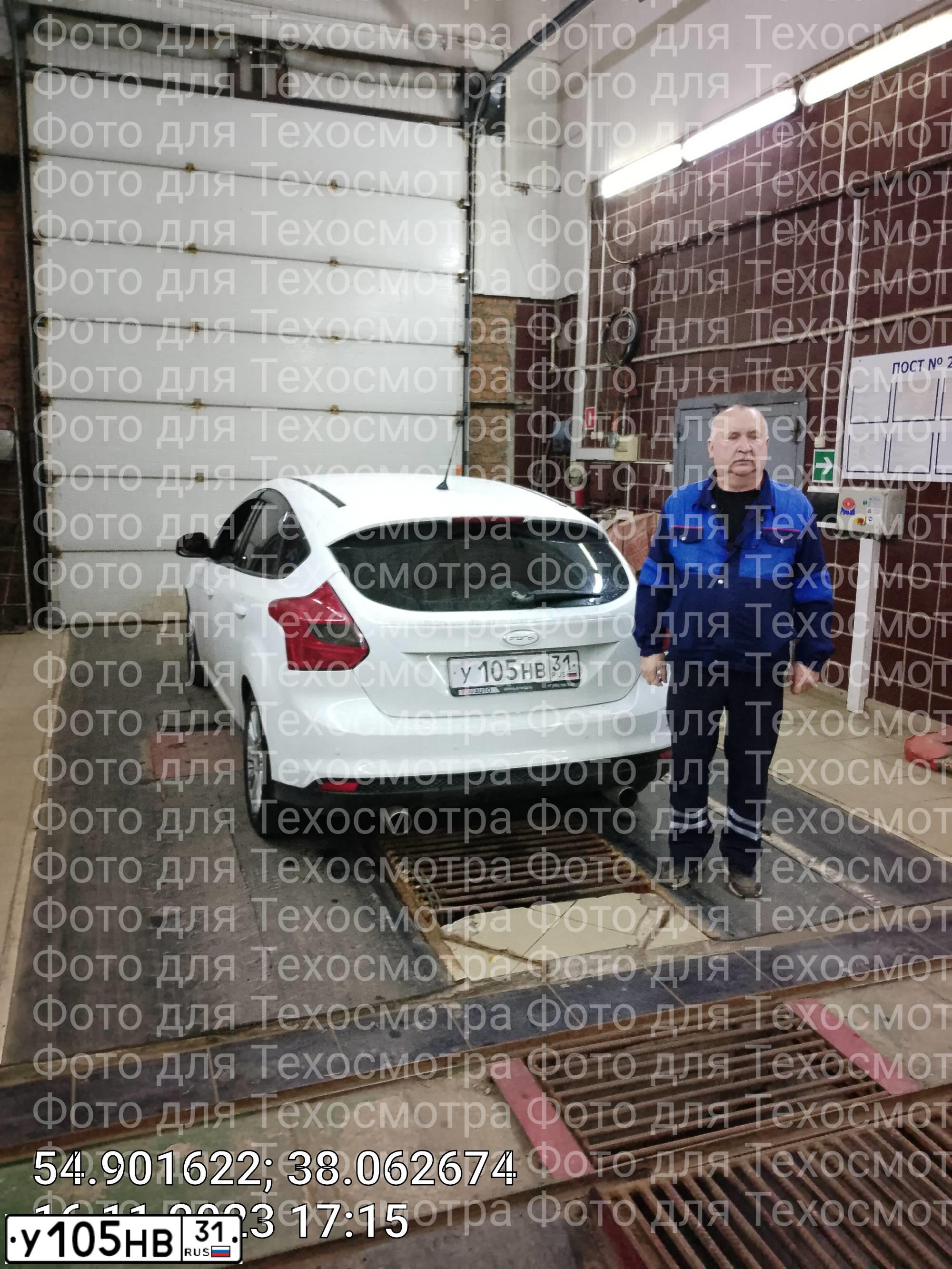 Фото автомобиля FORD FOCUS, 2012 — госномер Е576МЕ790. Цвет: Белый