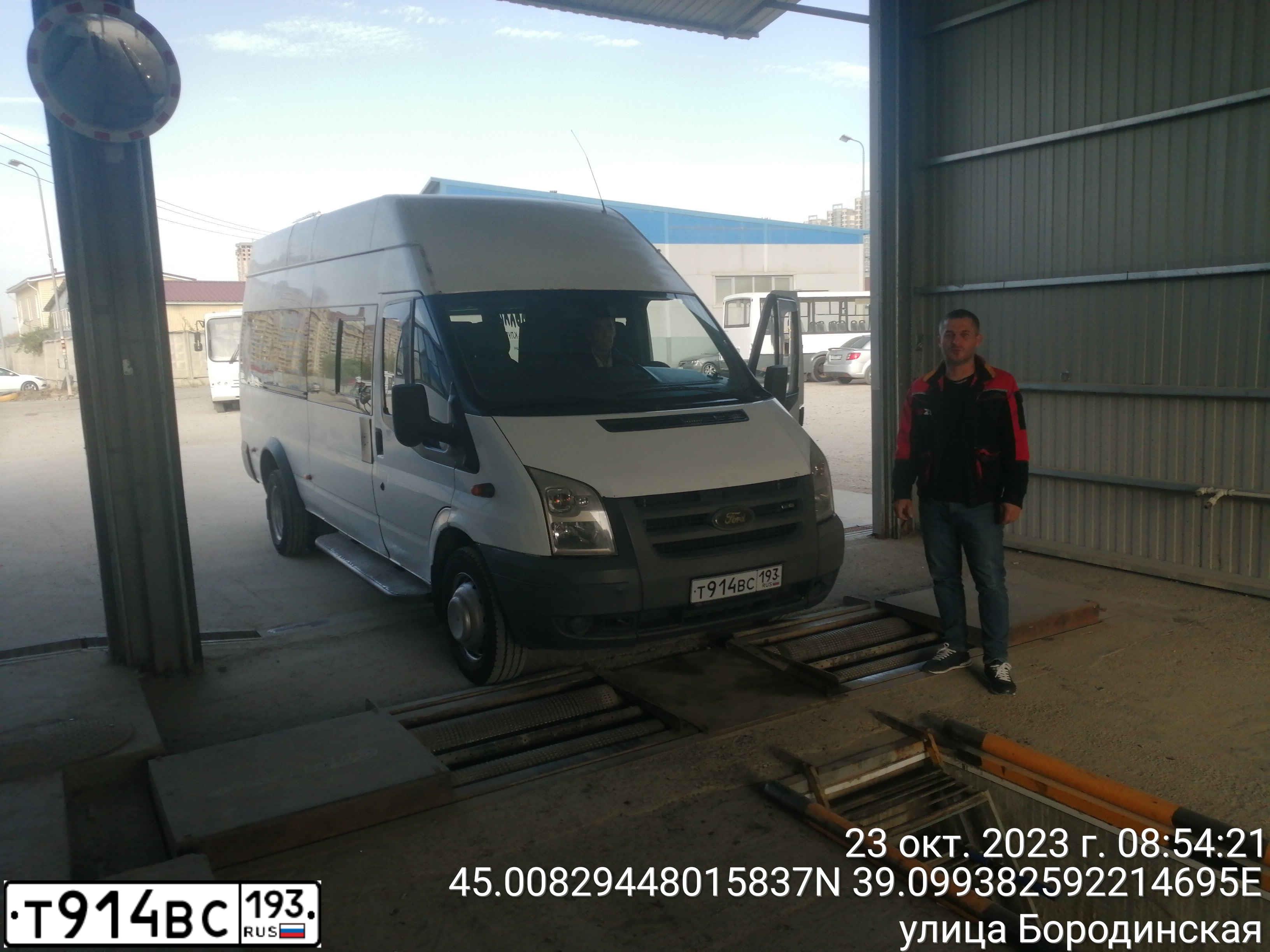 Фото автомобиля FORD TRANSIT, 2006 — госномер Т914ВС193. Цвет: Белый