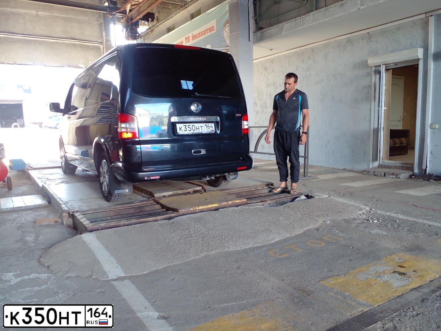 Фото автомобиля VOLKSWAGEN CARAVELLE, 2008 — госномер А692ОЕ89. Цвет: ЧЕРНЫЙ