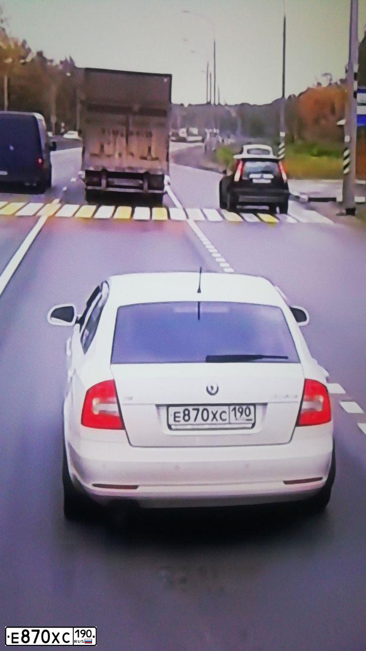 Фото автомобиля SKODA OCTAVIA, 2012 — госномер Е870ХС190. Цвет: Белый