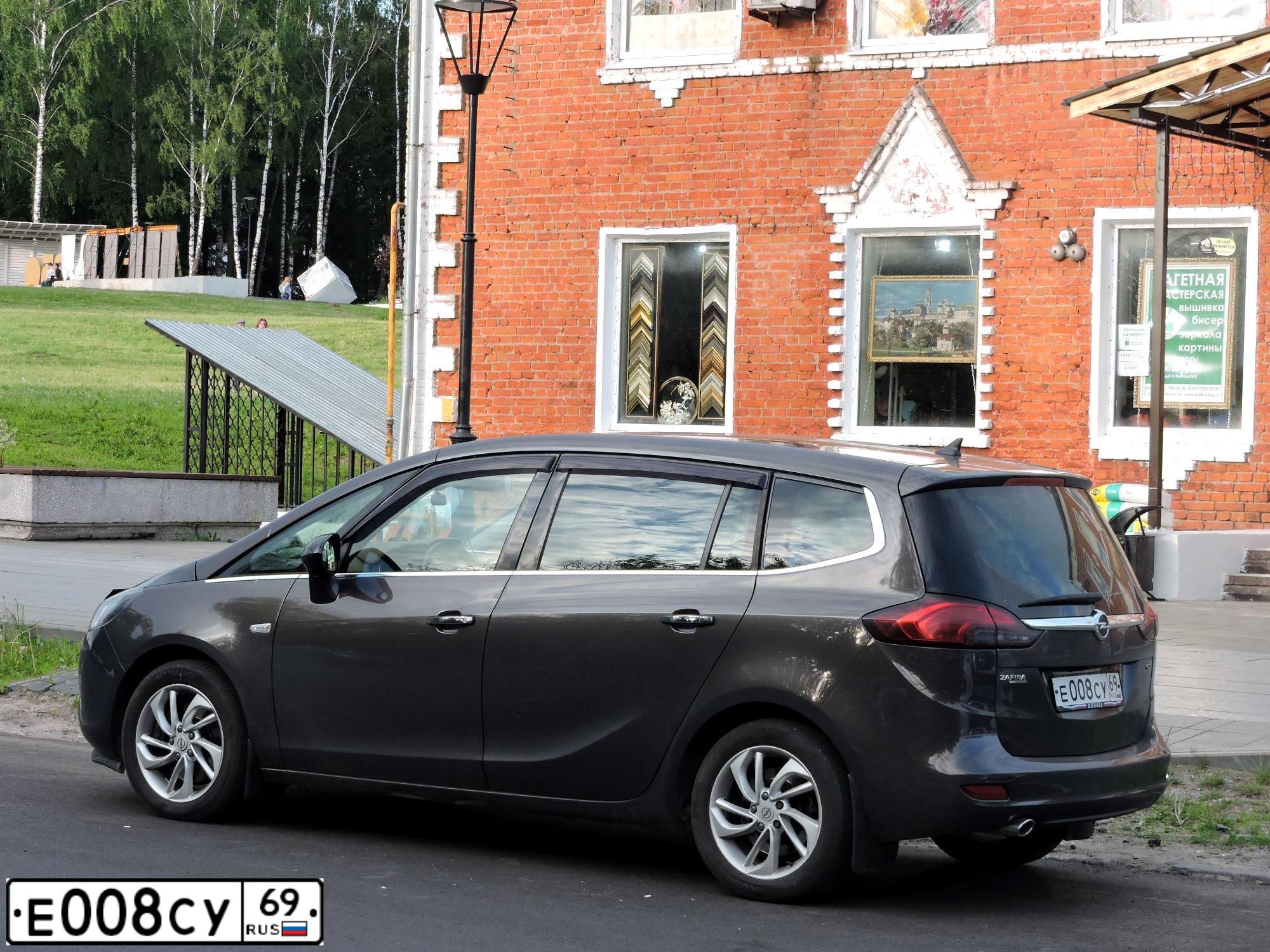 Фото автомобиля OPEL ZAFIRA, 2013 — госномер Е008СУ69. Цвет: Серый