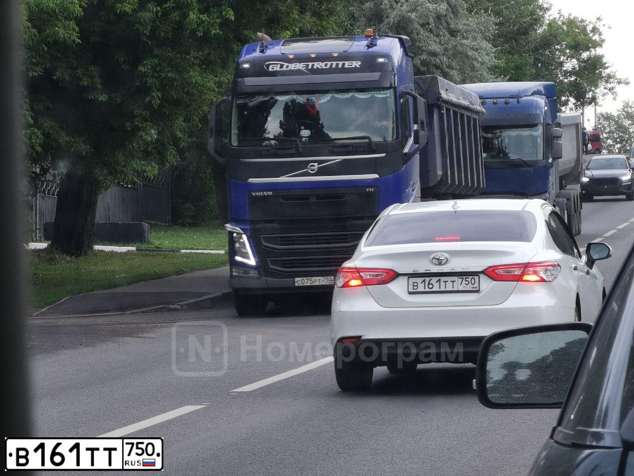 Фото автомобиля TOYOTA CAMRY, 2019 — госномер В161ТТ750. Цвет: БЕЛЫЙ