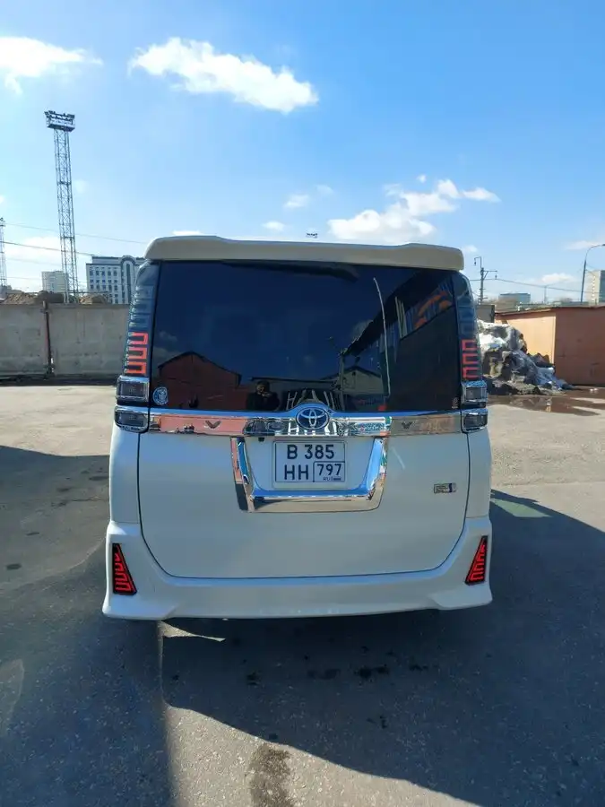 Фото автомобиля TOYOTA VOXY HYBRID TOYOTA VOXY HYBRID, 2018 — госномер В385НН797. Цвет: Белый