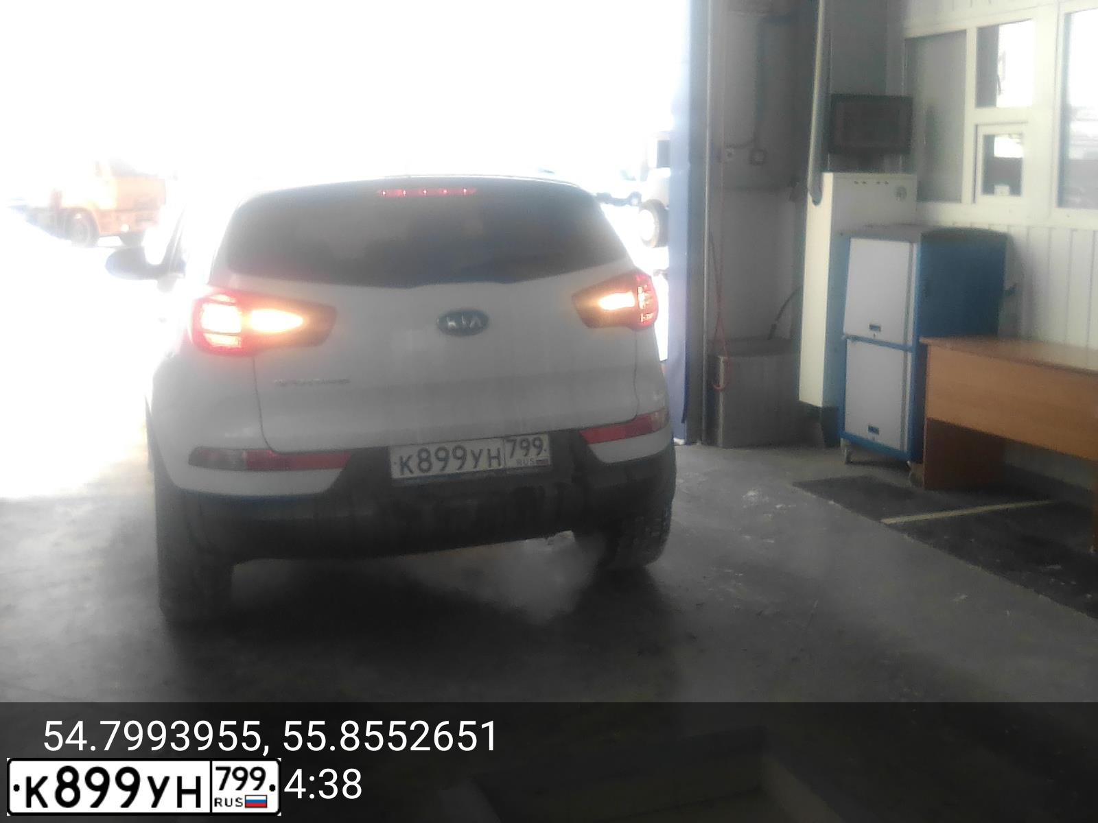 Фото автомобиля KIA SPORTAGE, 2012 — госномер К899УН799. Цвет: Белый