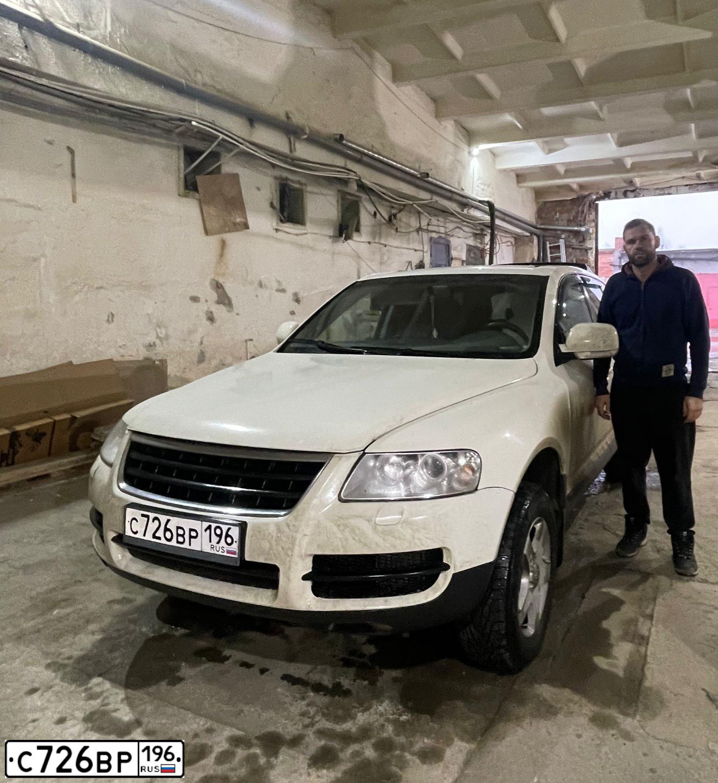 Фото автомобиля VOLKSWAGEN TOUAREG, 2006 — госномер Т257РМ96. Цвет: Белый