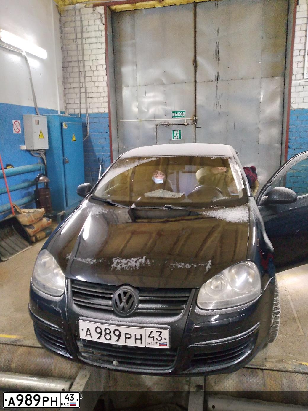 Фото автомобиля VOLKSWAGEN JETTA, 2006 — госномер А989РН43. Цвет: ЧЕРНЫЙ