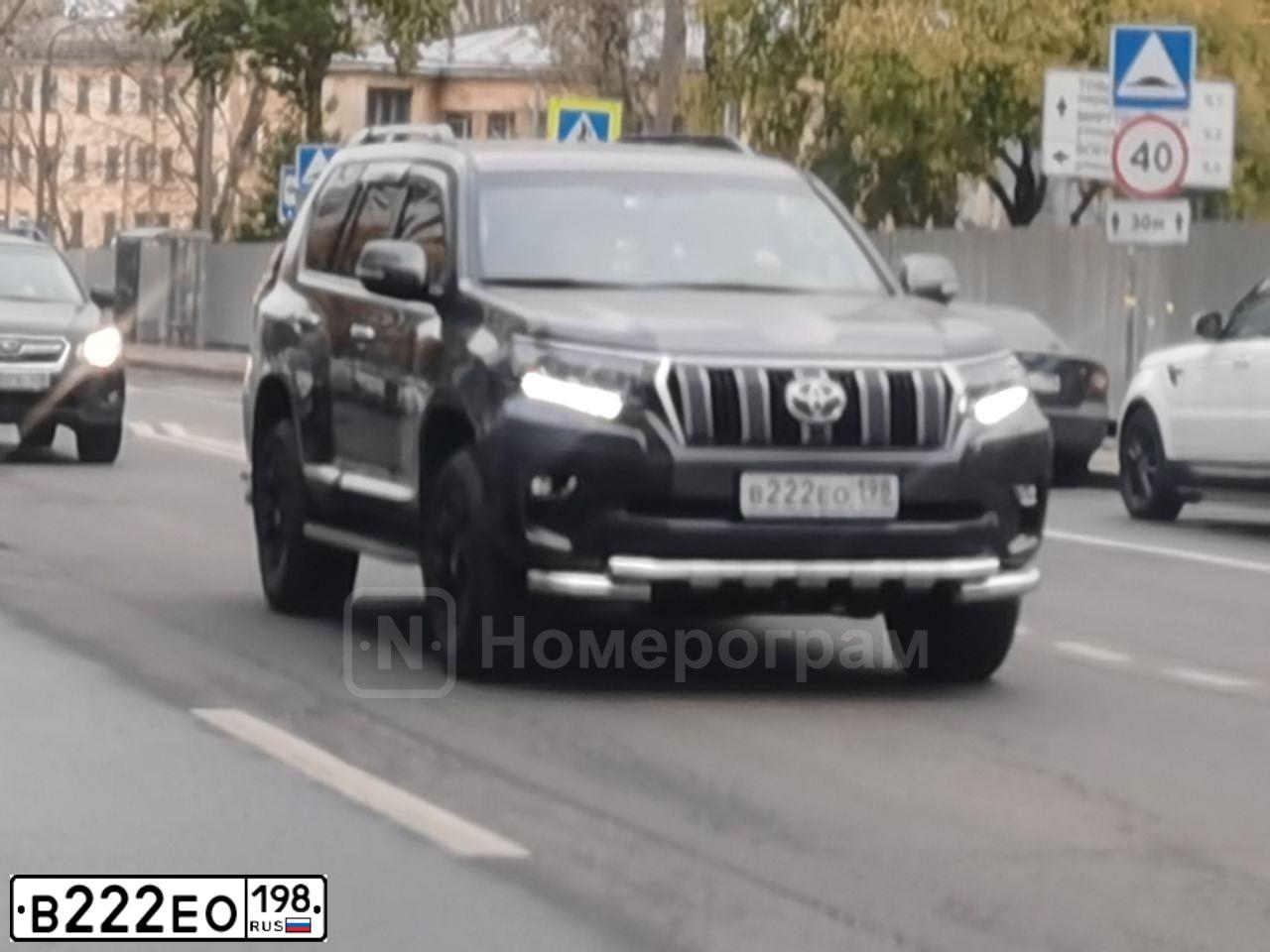 Фото автомобиля TOYOTA LANDCRUISER, 2018 — госномер В222ЕО198. Цвет: Серый