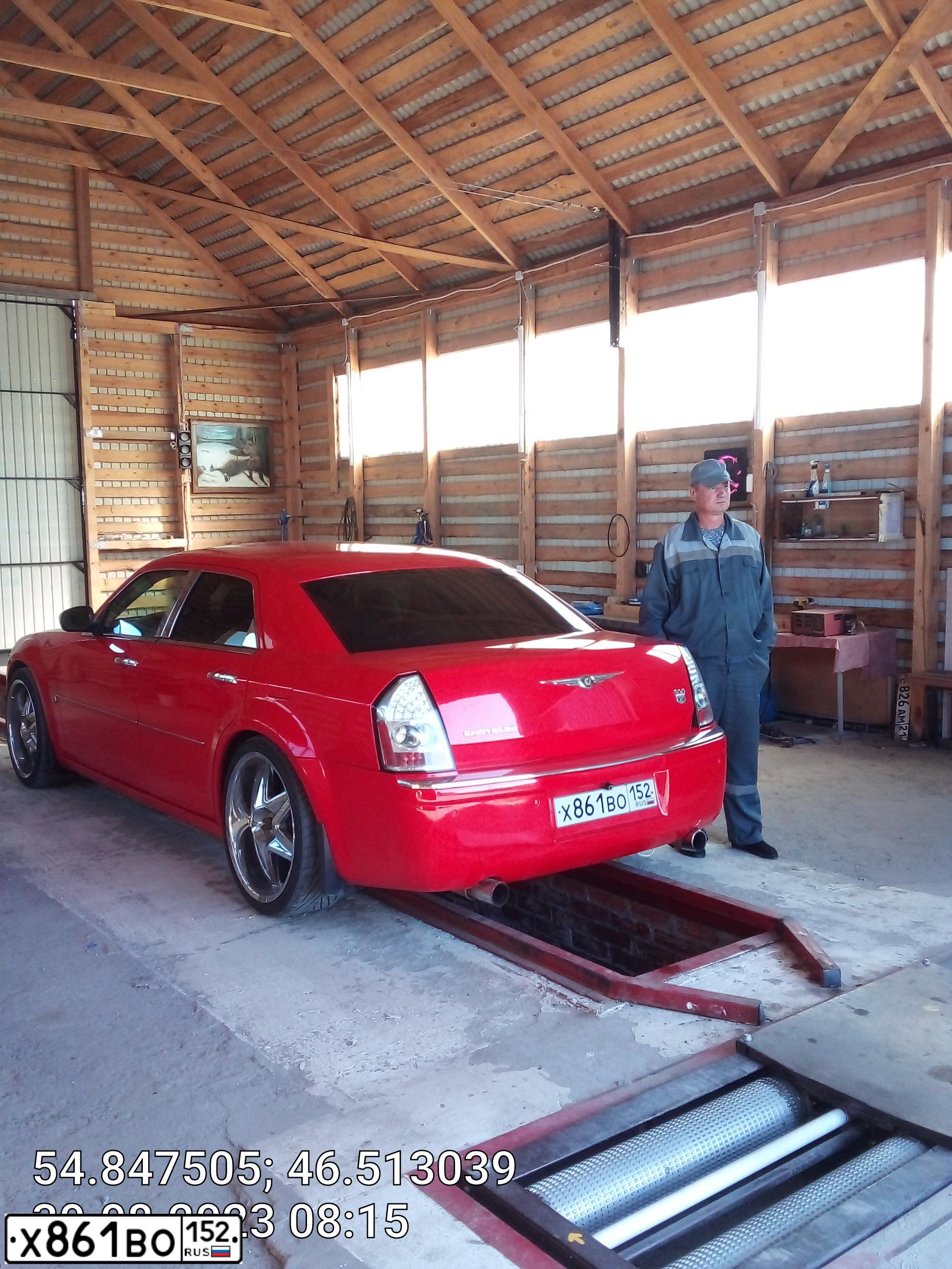 Фото автомобиля CHRYSLER SERIE 300, 2007 — госномер М349ОХ21. Цвет: КРАСНЫЙ МЕТАЛЛИК