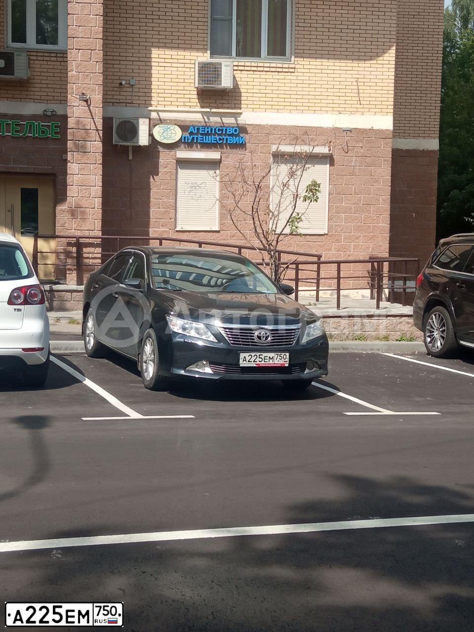 Фото автомобиля TOYOTA CAMRY, 2014 — госномер А225ЕМ750. Цвет: ЧЕРНЫЙ