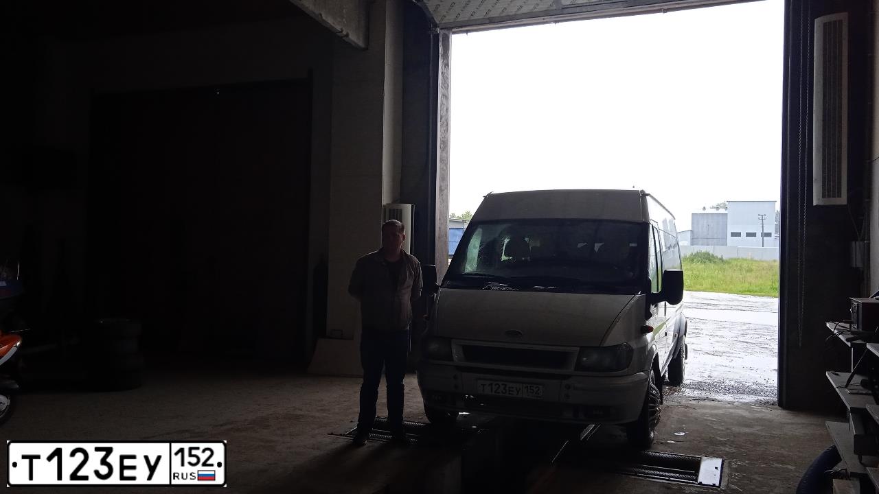 Фото автомобиля FORD TRANSIT, 2006 — госномер Н894ВО550. Цвет: Серебристый
