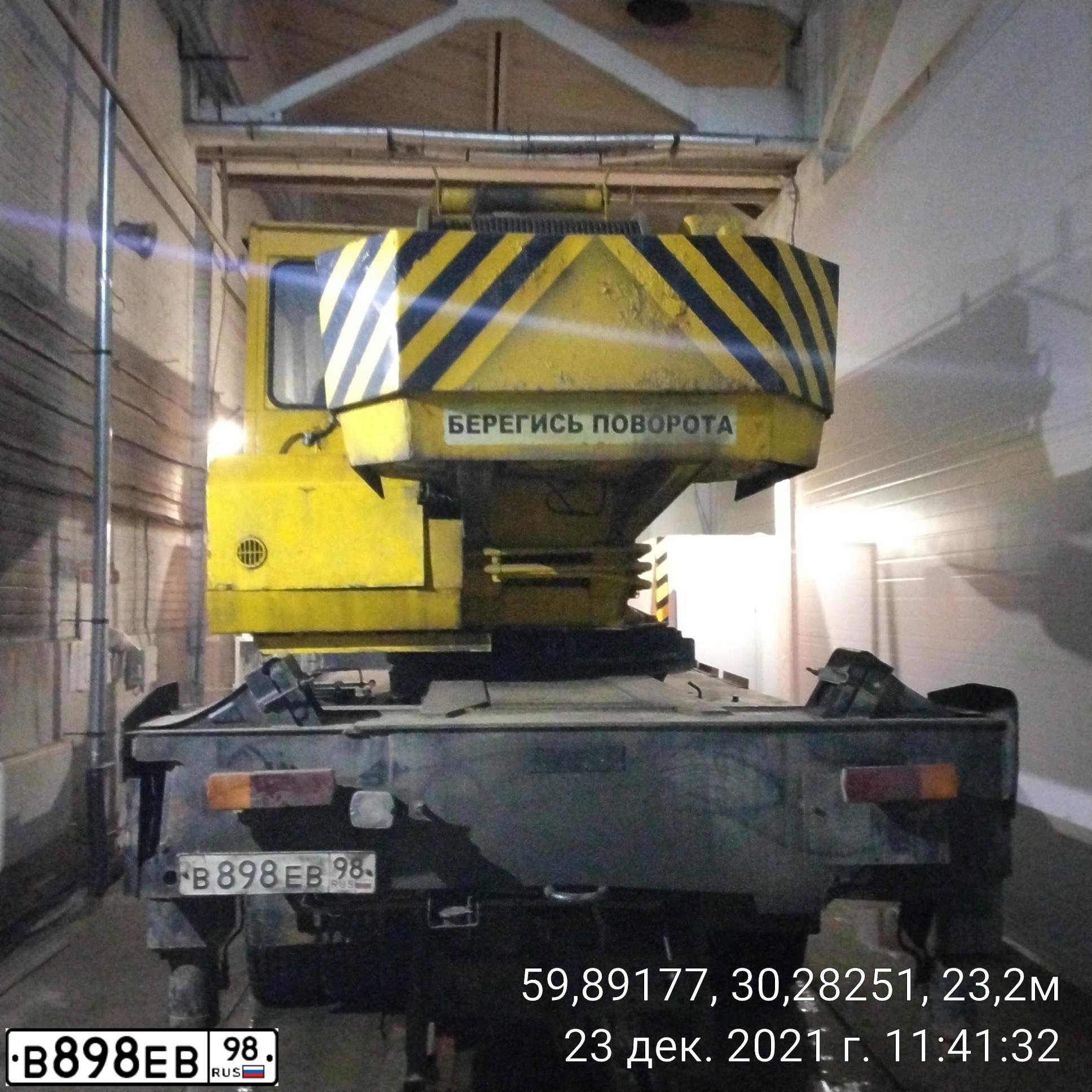 Фото автомобиля KAMAZ 53215 /6X4/, 2005 — госномер В898ЕВ98. Цвет: ОРАНЖЕВЫЙ
