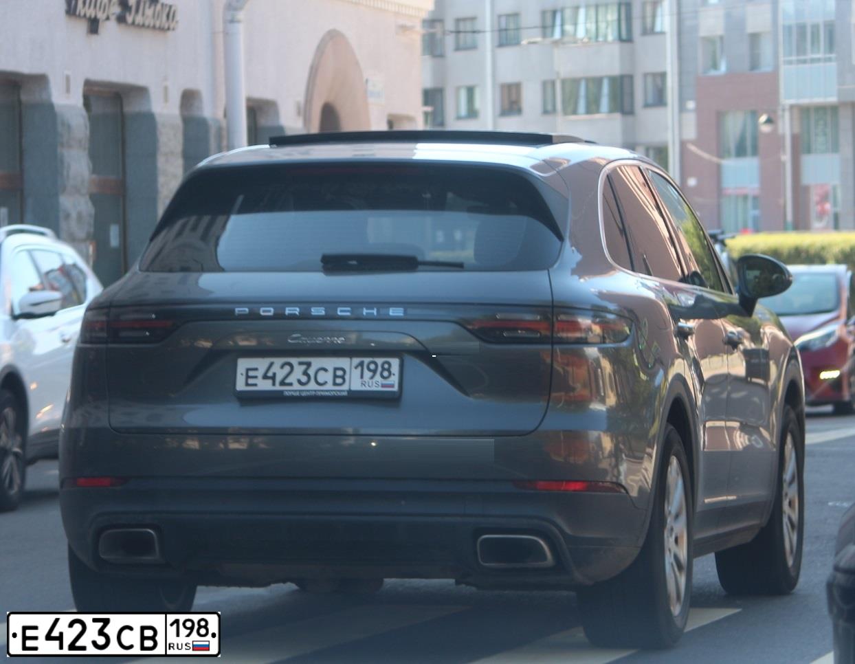 Фото автомобиля PORSCHE CAYENNE, 2020 — госномер Е423СВ198. Цвет: СЕРЫЙ