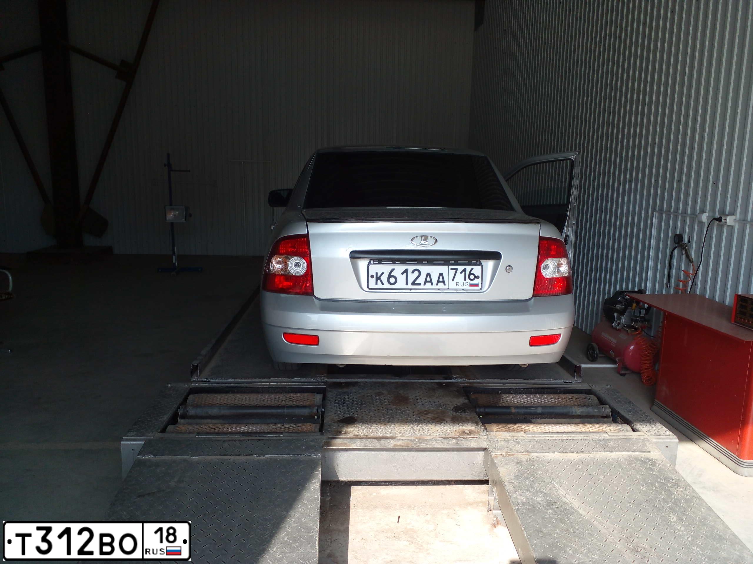 Фото автомобиля LADA 2170 PRIORA, 2012 — госномер К612АА716. Цвет: СВЕТЛО-СЕРЕБ.МЕТАЛ