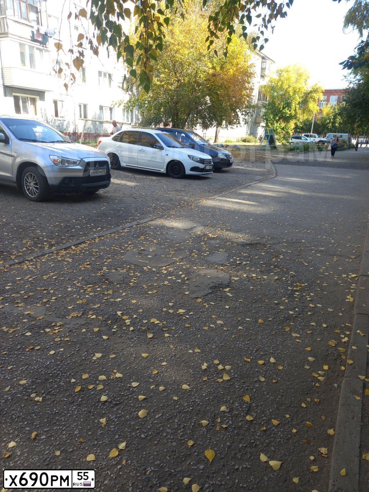 Фото автомобиля MITSUBISHI ASX, 2011 — госномер Х690РМ55. Цвет: СЕРЕБРИСТЫЙ