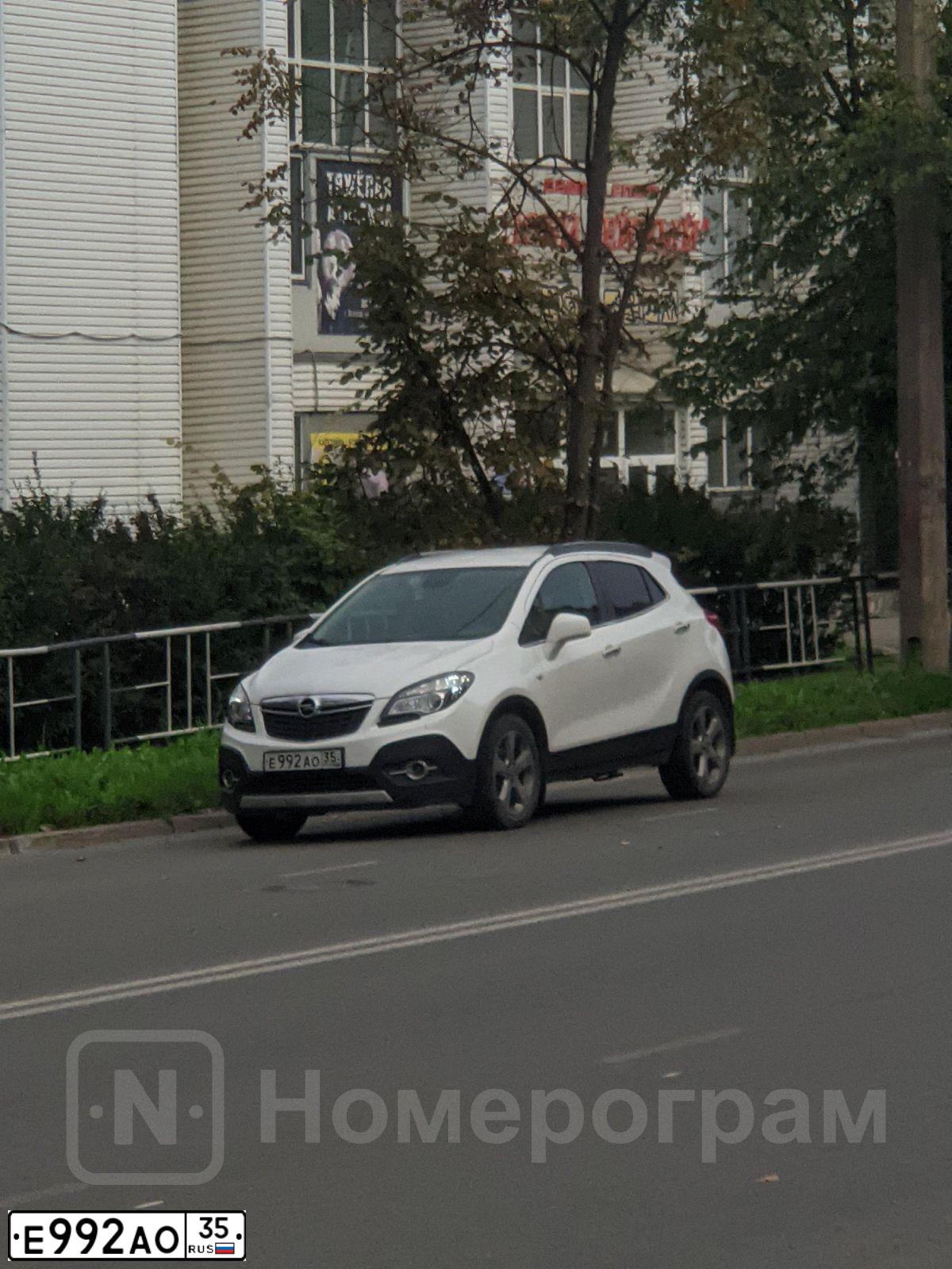 Фото автомобиля OPEL MOKKA, 2013 — госномер М022ХО35. Цвет: Белый