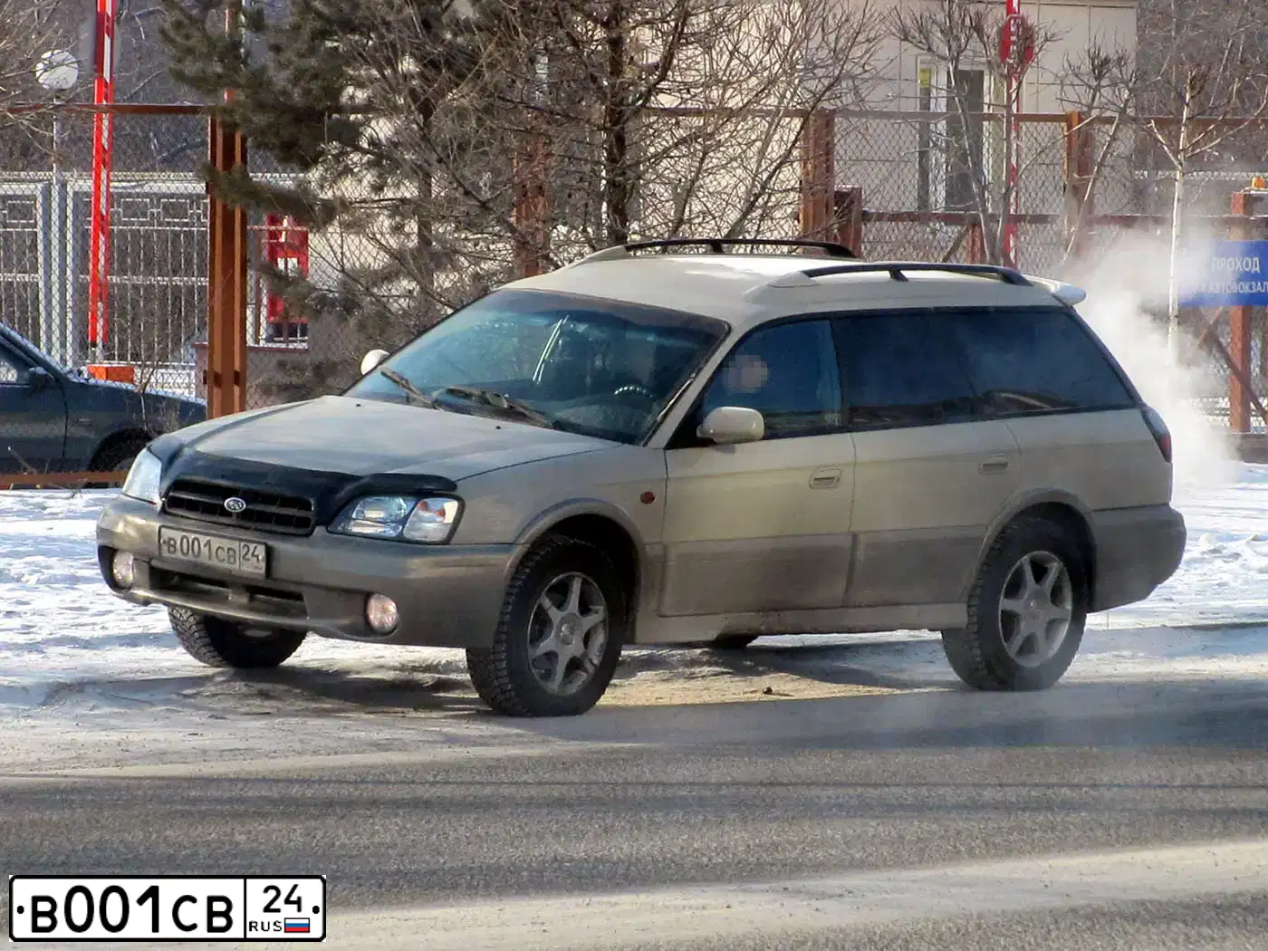 Фото автомобиля SUBARU OUTBACK, 2000 — госномер В001СВ24. Цвет: БЕЖЕВЫЙ