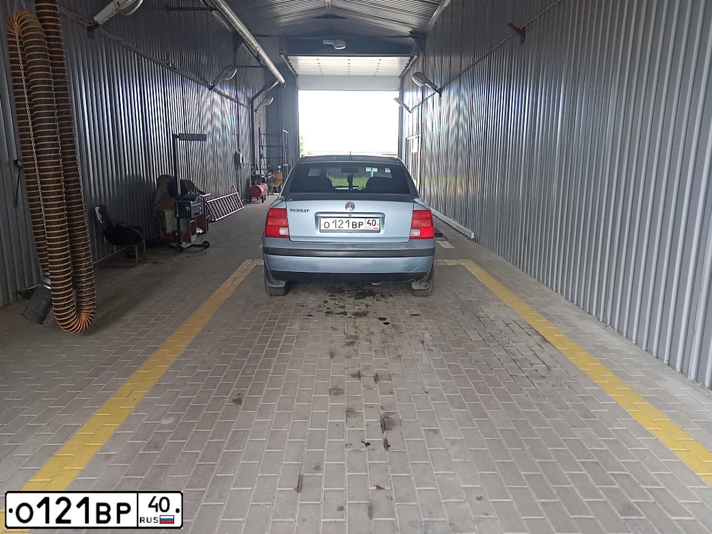 Фото автомобиля VOLKSWAGEN PASSAT, 1998 — госномер О121ВР40. Цвет: голубой