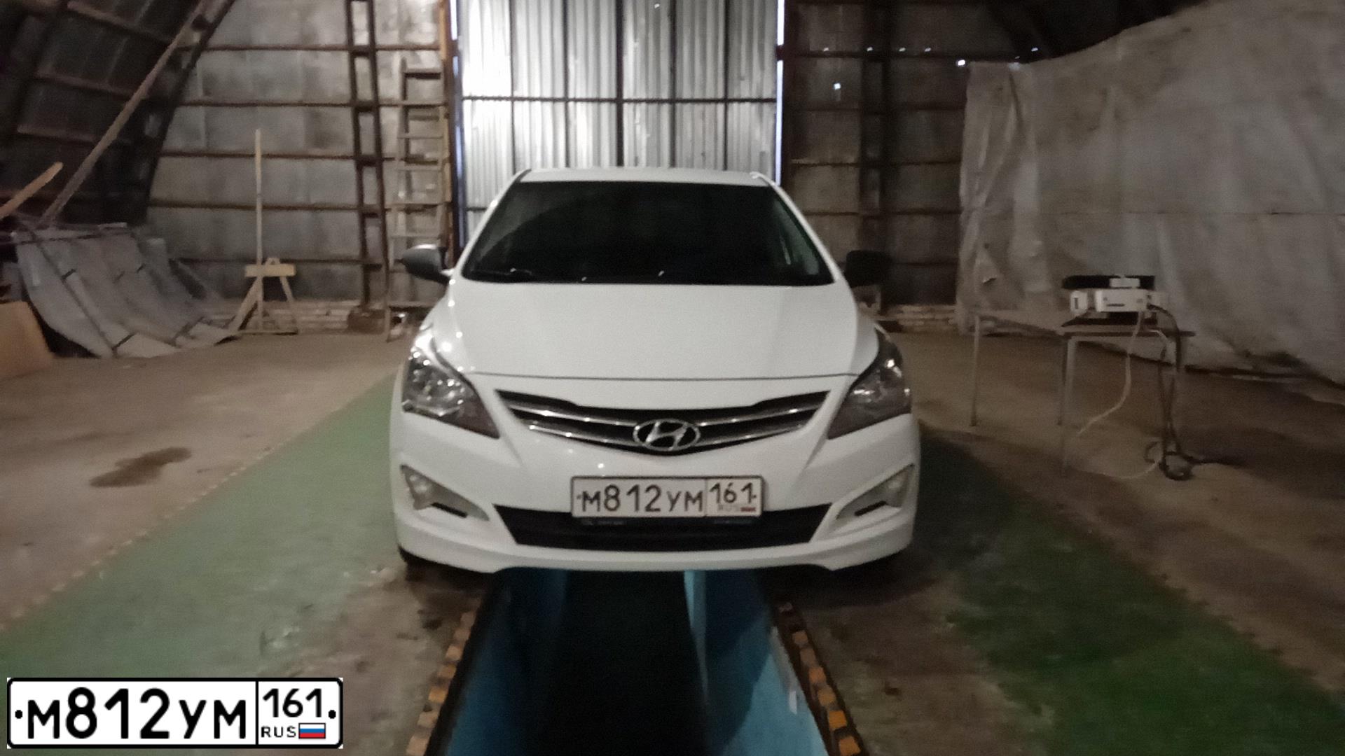 Фото автомобиля HYUNDAI SOLARIS, 2015 — госномер М812УМ161. Цвет: Белый