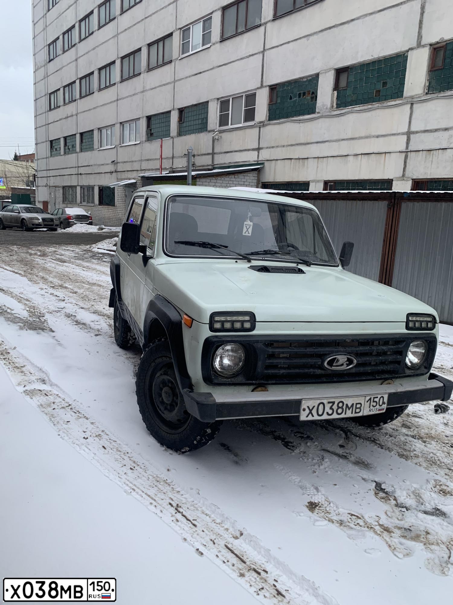 Фото автомобиля LADA 2121 NIVA, 1995 — госномер А700НА77. Цвет: Белый