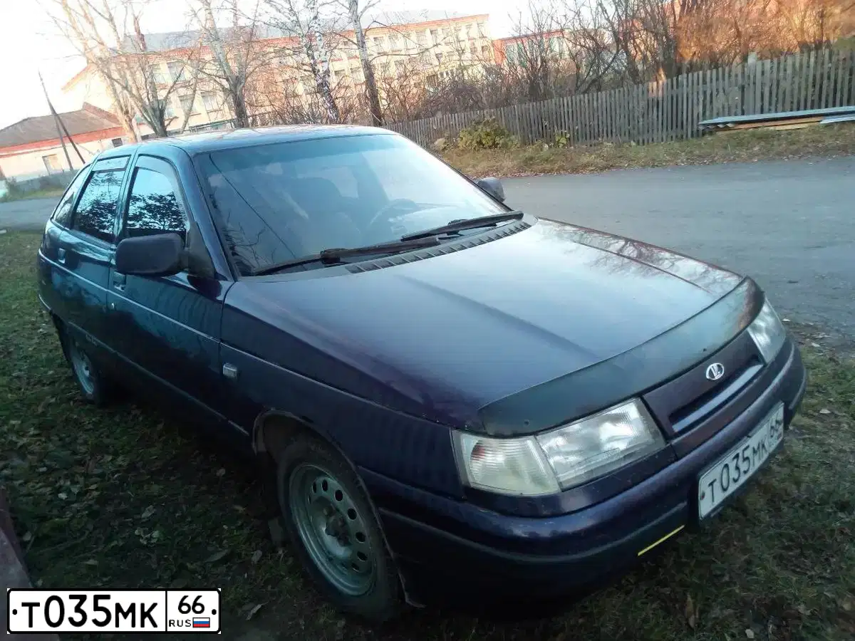 Фото автомобиля LADA 2112, 2001 — госномер Т035МК66. Цвет: СЕРЕБРИСТЫЙ ТЕМНО-ФИОЛЕТОВЫЙ