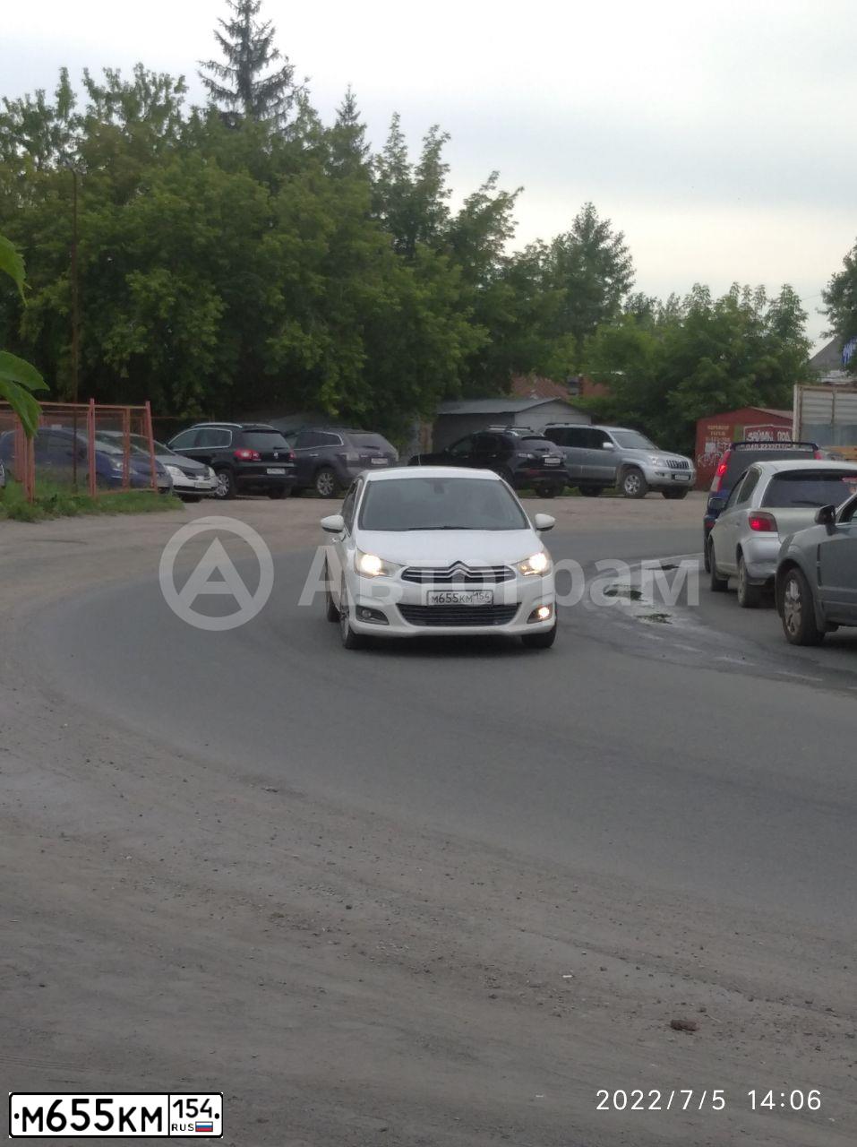Фото автомобиля CITROEN C4, 2012 — госномер М655КМ154. Цвет: БЕЛЫЙ