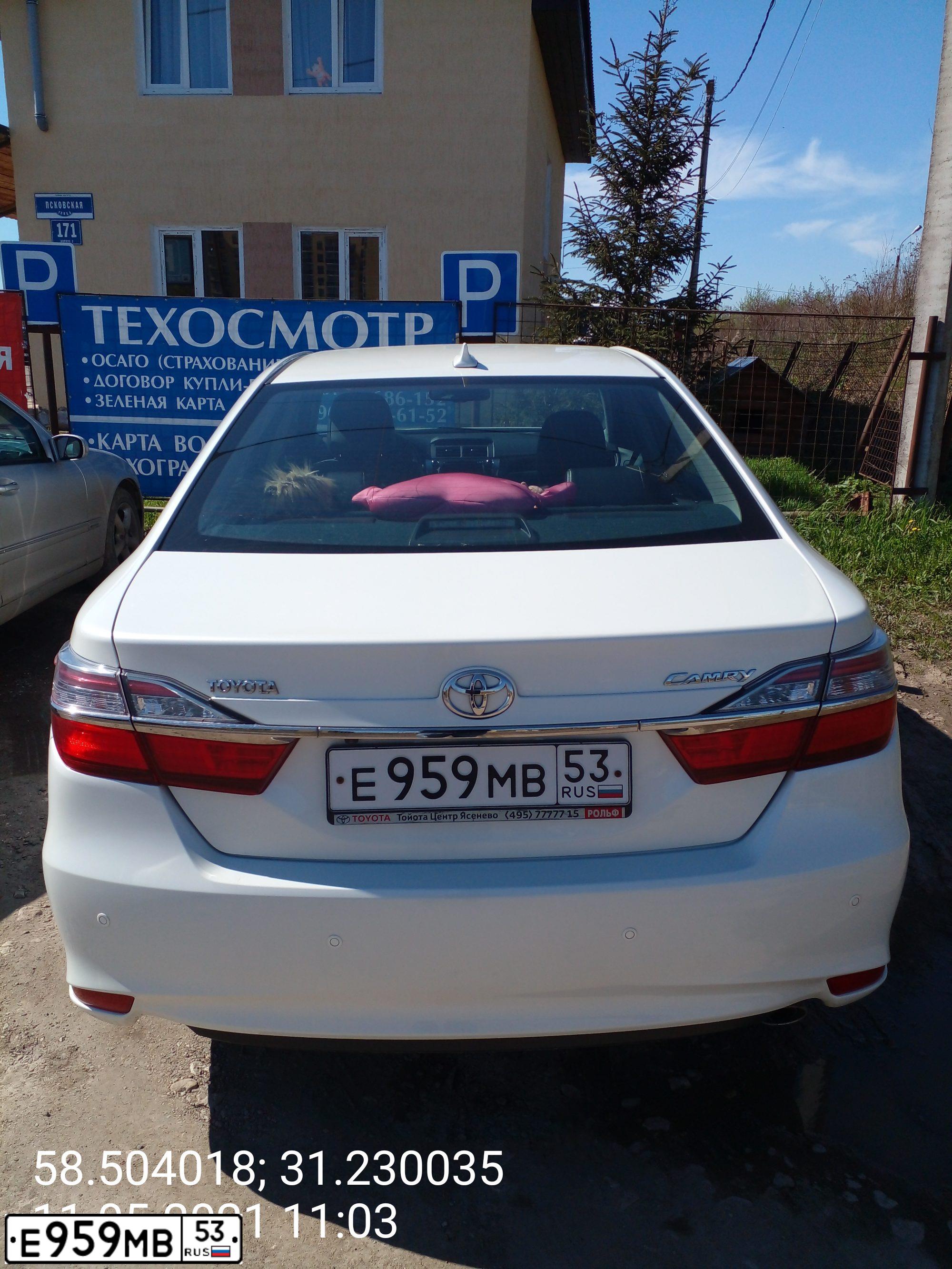 Фото автомобиля TOYOTA CAMRY, 2017 — госномер Е959МВ53. Цвет: БЕЛЫЙ ПЕРЛАМУТР