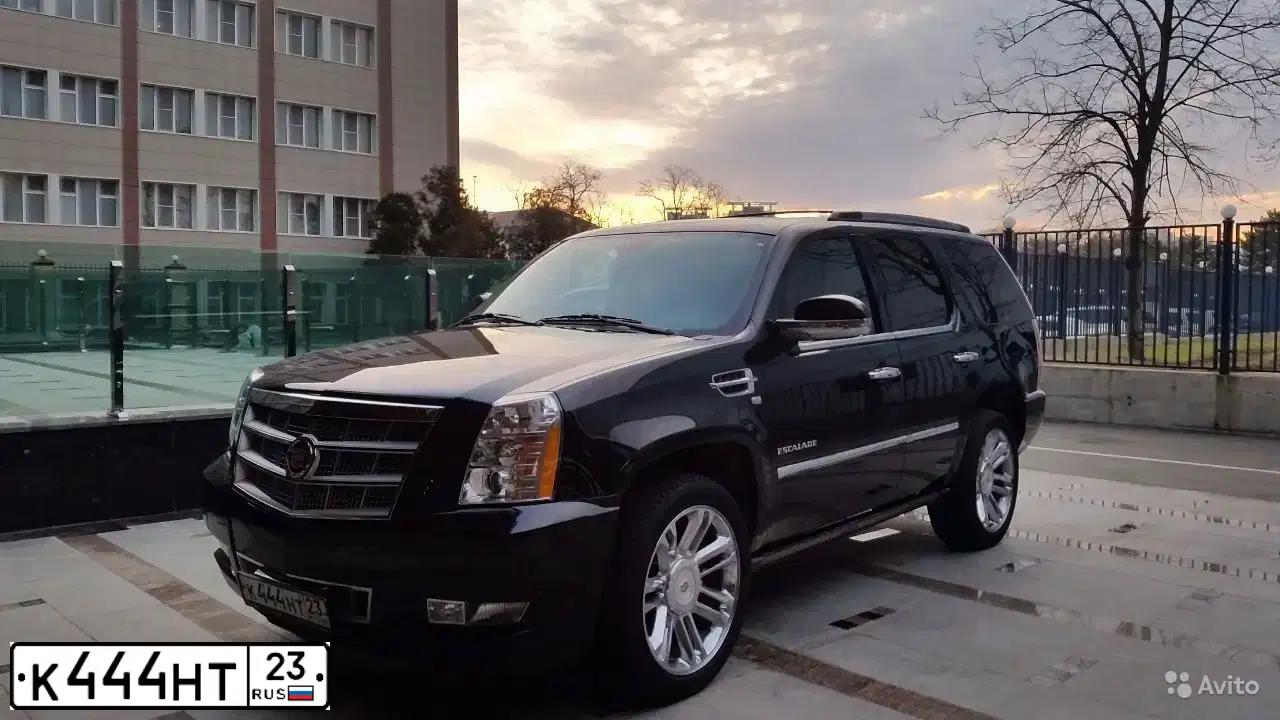 Фото автомобиля CADILLAC ESCALADE, 2013 — госномер Н484ВХ116. Цвет: ЧЕРНЫЙ МЕТАЛЛИК
