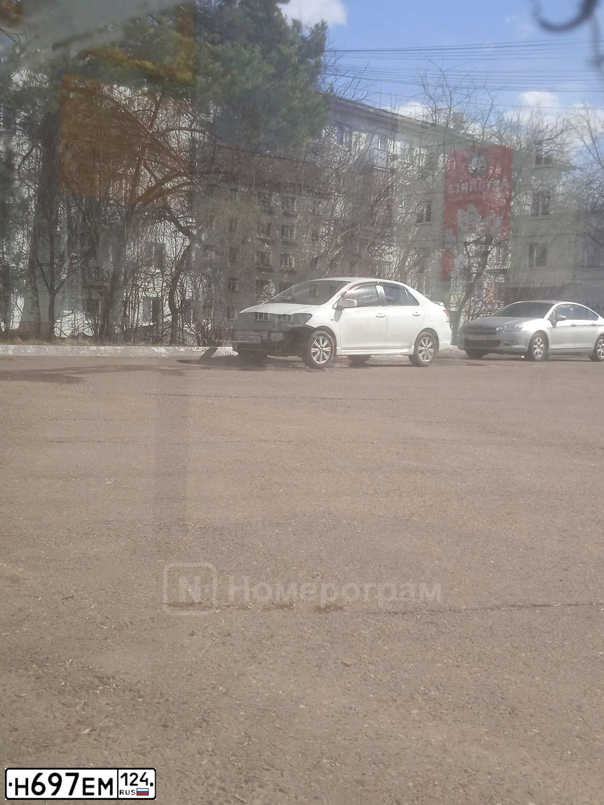 Фото автомобиля TOYOTA YARIS, 2009 — госномер Н697ЕМ124. Цвет: Белый