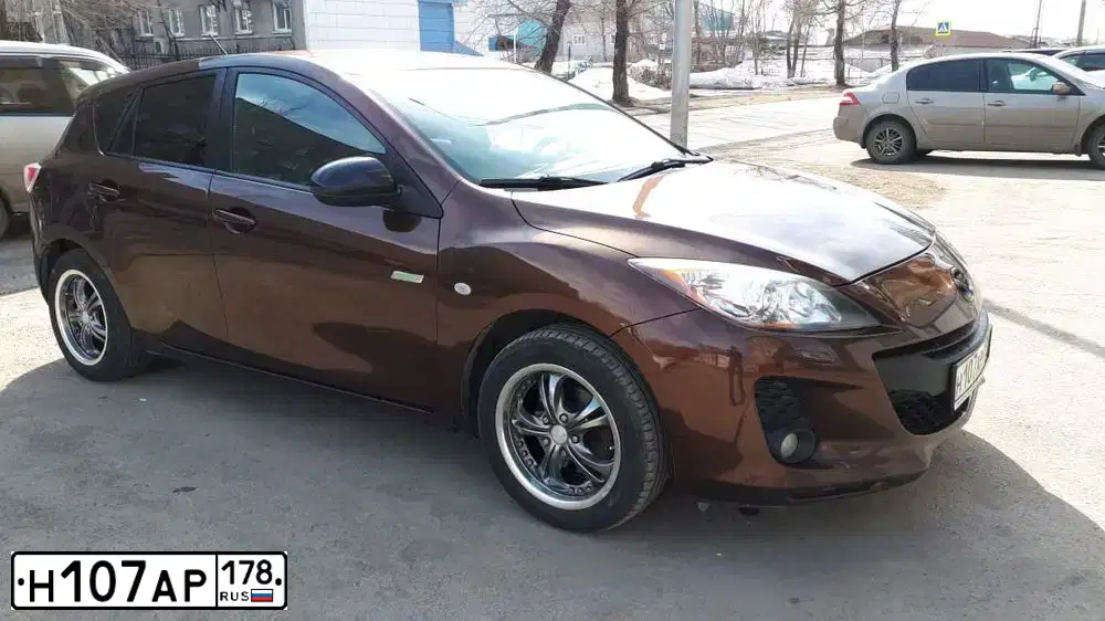 Фото автомобиля MAZDA 3, 2012 — госномер Н107АР178. Цвет: Коричневый