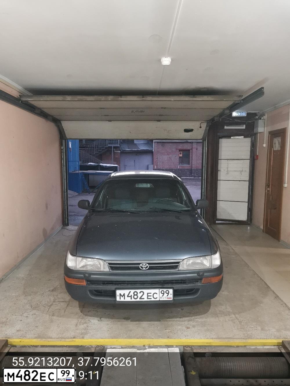 Фото автомобиля TOYOTA COROLLA, 1994 — госномер М482ЕС99. Цвет: СЕРЫЙ ТЕМНЫЙ