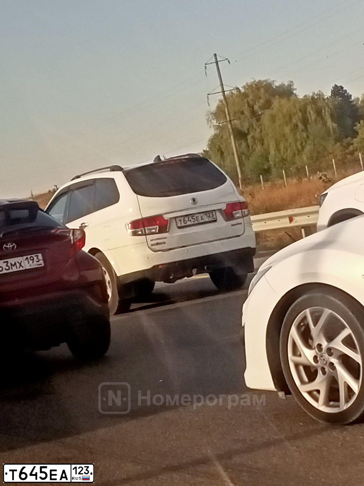 Фото автомобиля SSANGYONG KYRON, 2012 — госномер Т645ЕА123. Цвет: Белый