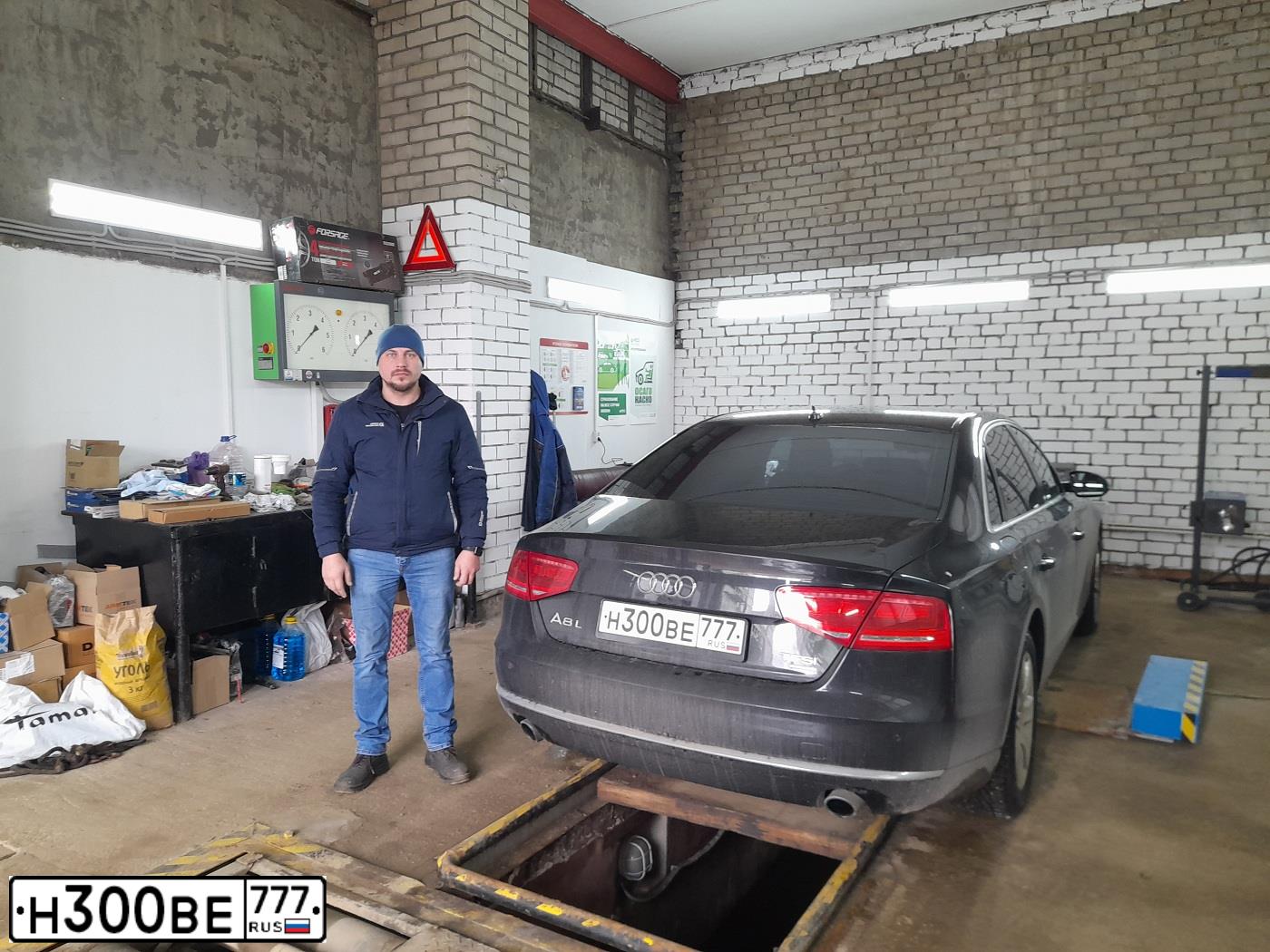 Фото автомобиля AUDI A8, 2013 — госномер Н300ВЕ777. Цвет: ЧЕРНЫЙ