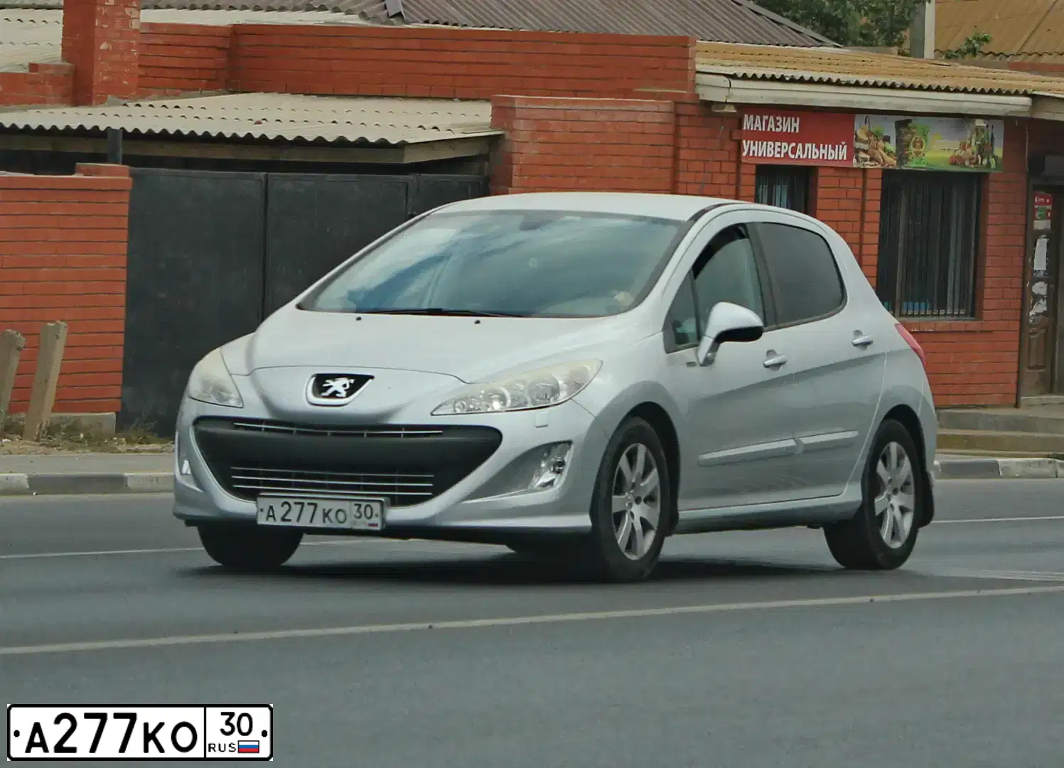 Фото автомобиля PEUGEOT 308, 2011 — госномер Н865МА07. Цвет: Серебристый