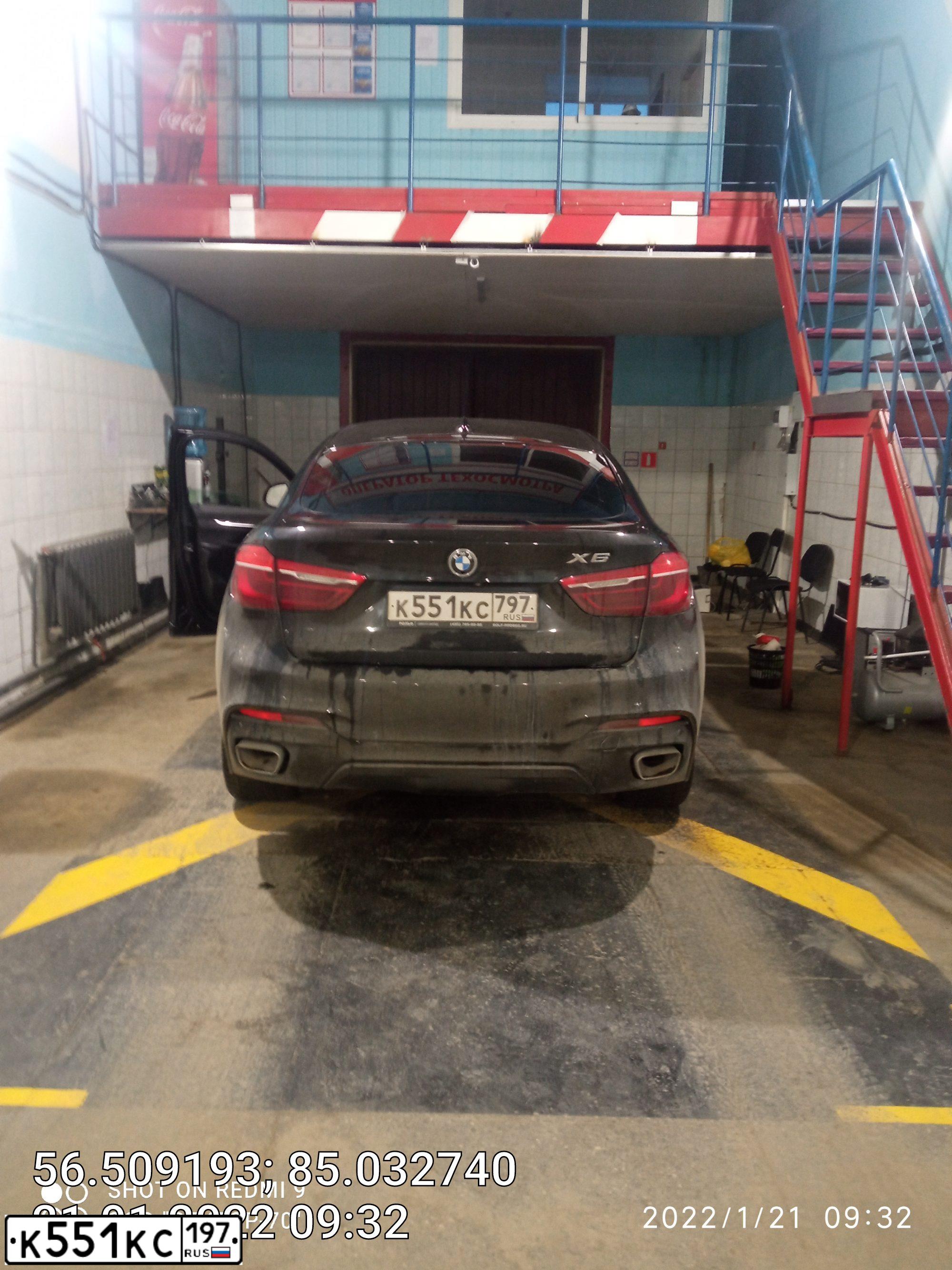 Фото автомобиля BMW X6, 2015 — госномер Е152СР124. Цвет: ЧЕРНЫЙ