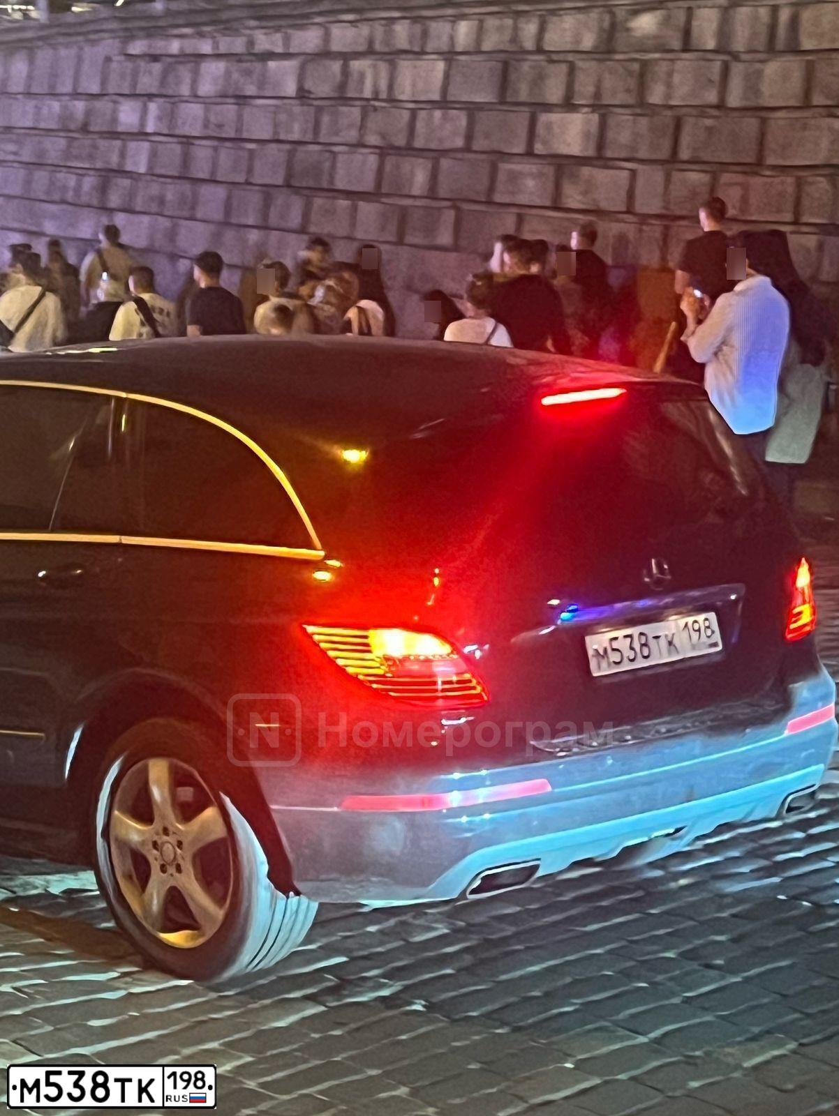 Фото автомобиля MERCEDES R-KLASSE, 2011 — госномер М538ТК198. Цвет: ЧЕРНЫЙ