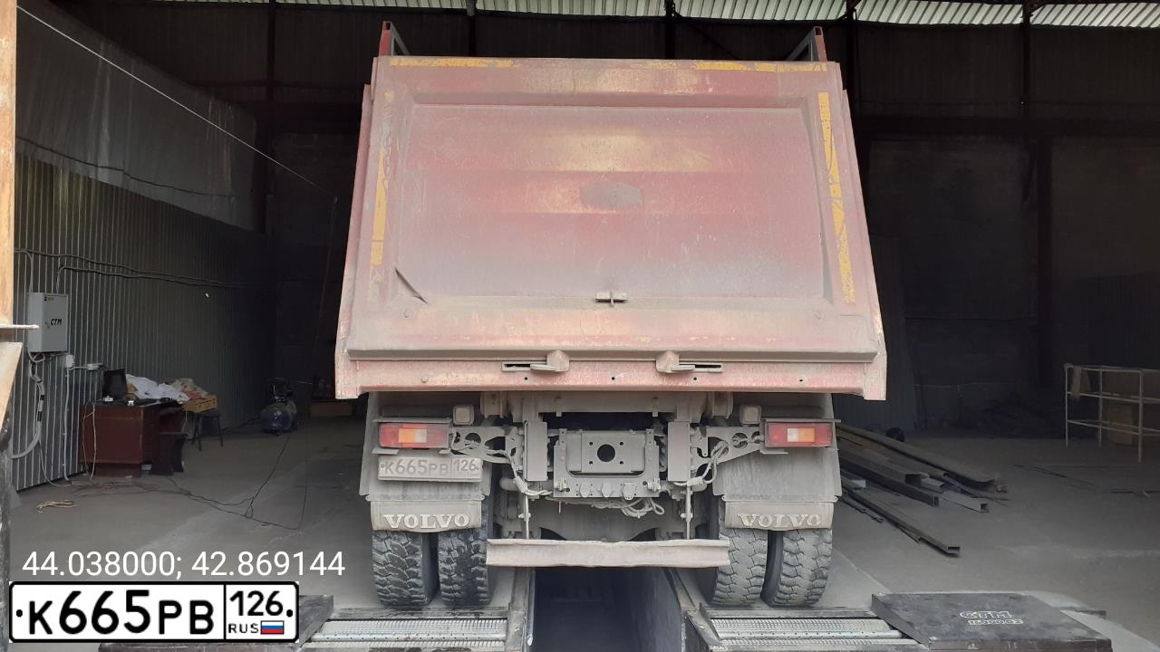 Фото автомобиля VOLVO SERIE FM /8X4/, 2018 — госномер К665РВ126. Цвет: Красный