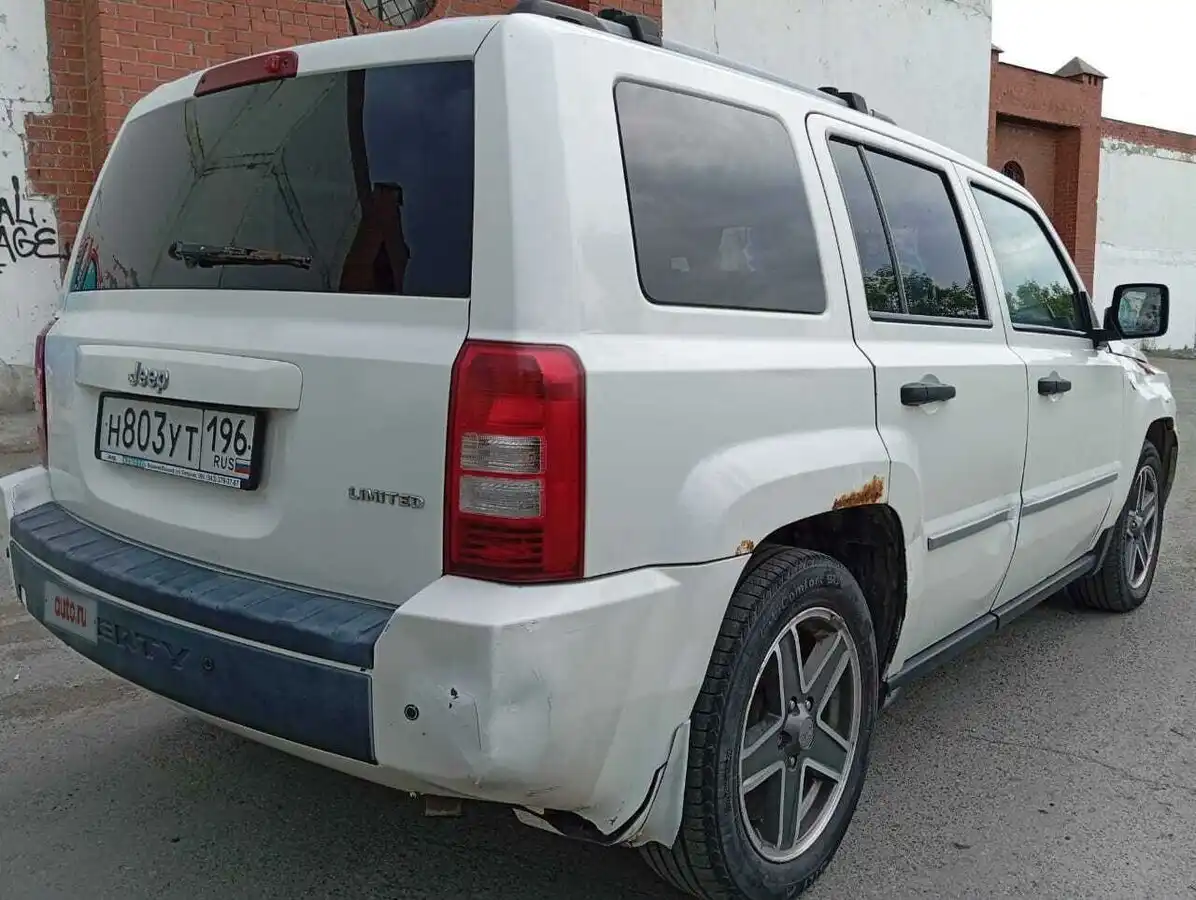 Фото автомобиля JEEP LIBERTY, 2008 — госномер А500КТ172. Цвет: Белый