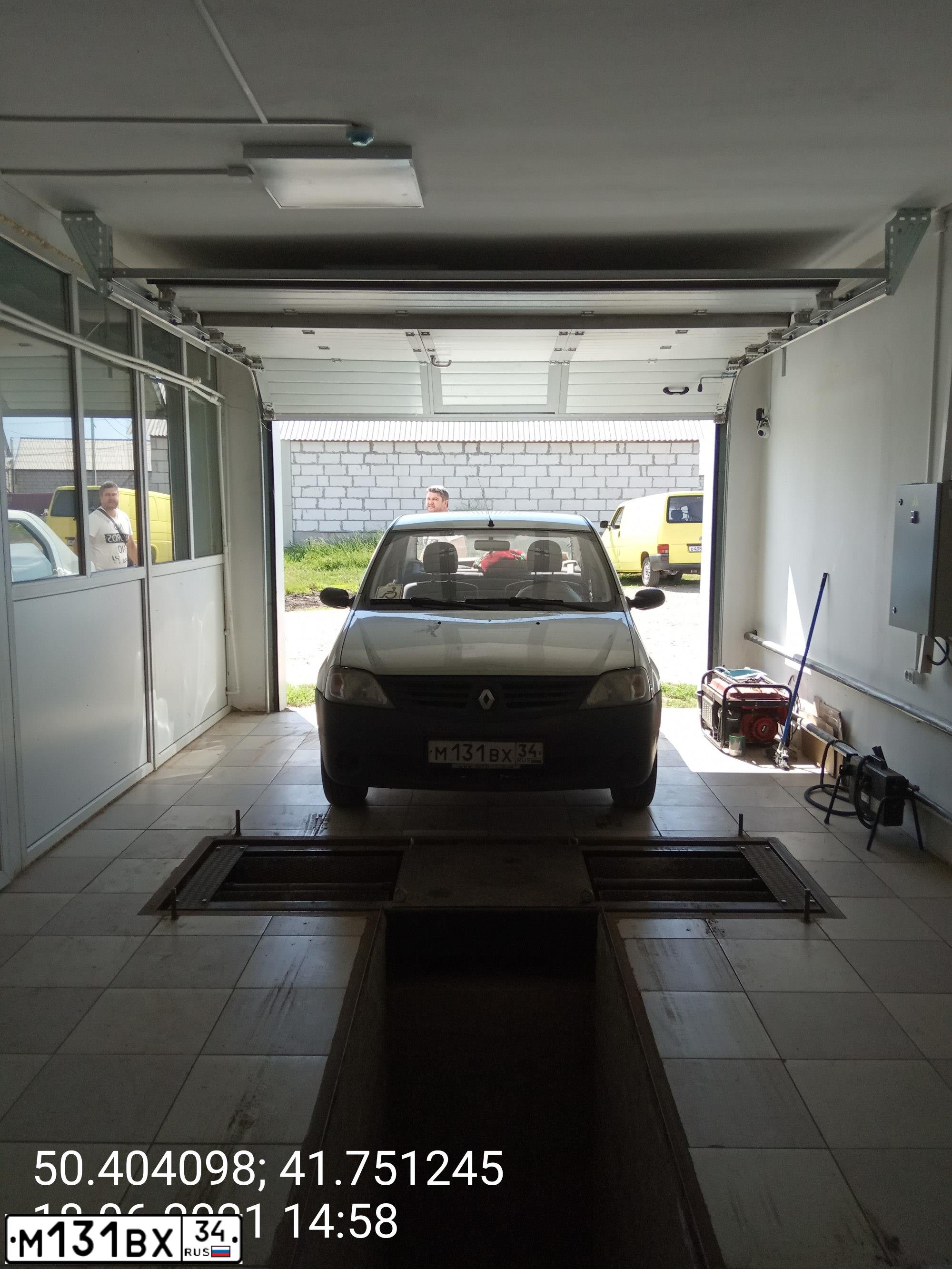 Фото автомобиля RENAULT LOGAN, 2008 — госномер М131ВХ34. Цвет: СВЕТЛО ЗЕЛЕНЫЙ